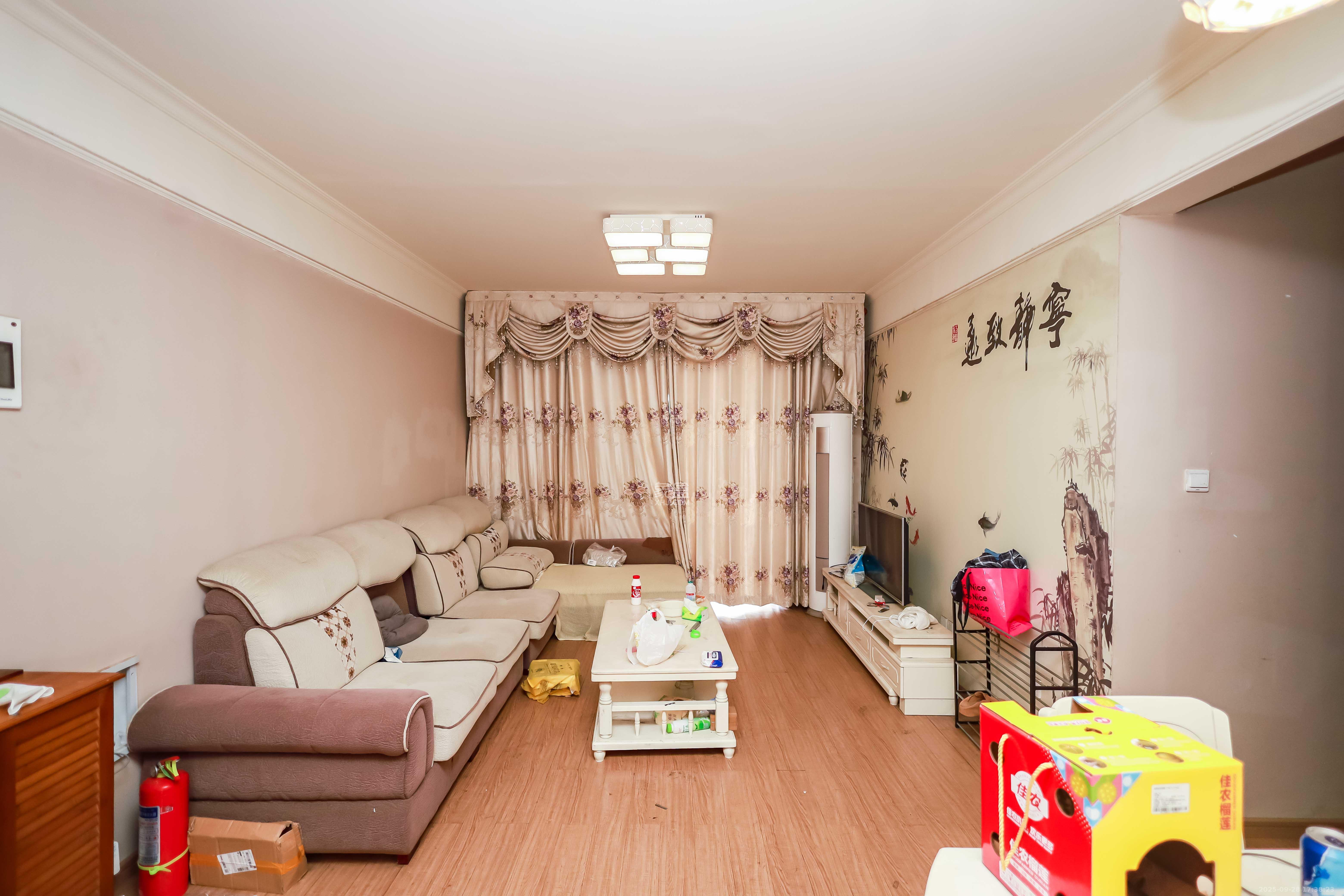 麓谷小镇  3室2厅2卫    68.0万 麓谷小镇  3室2厅2卫    68.0万客厅