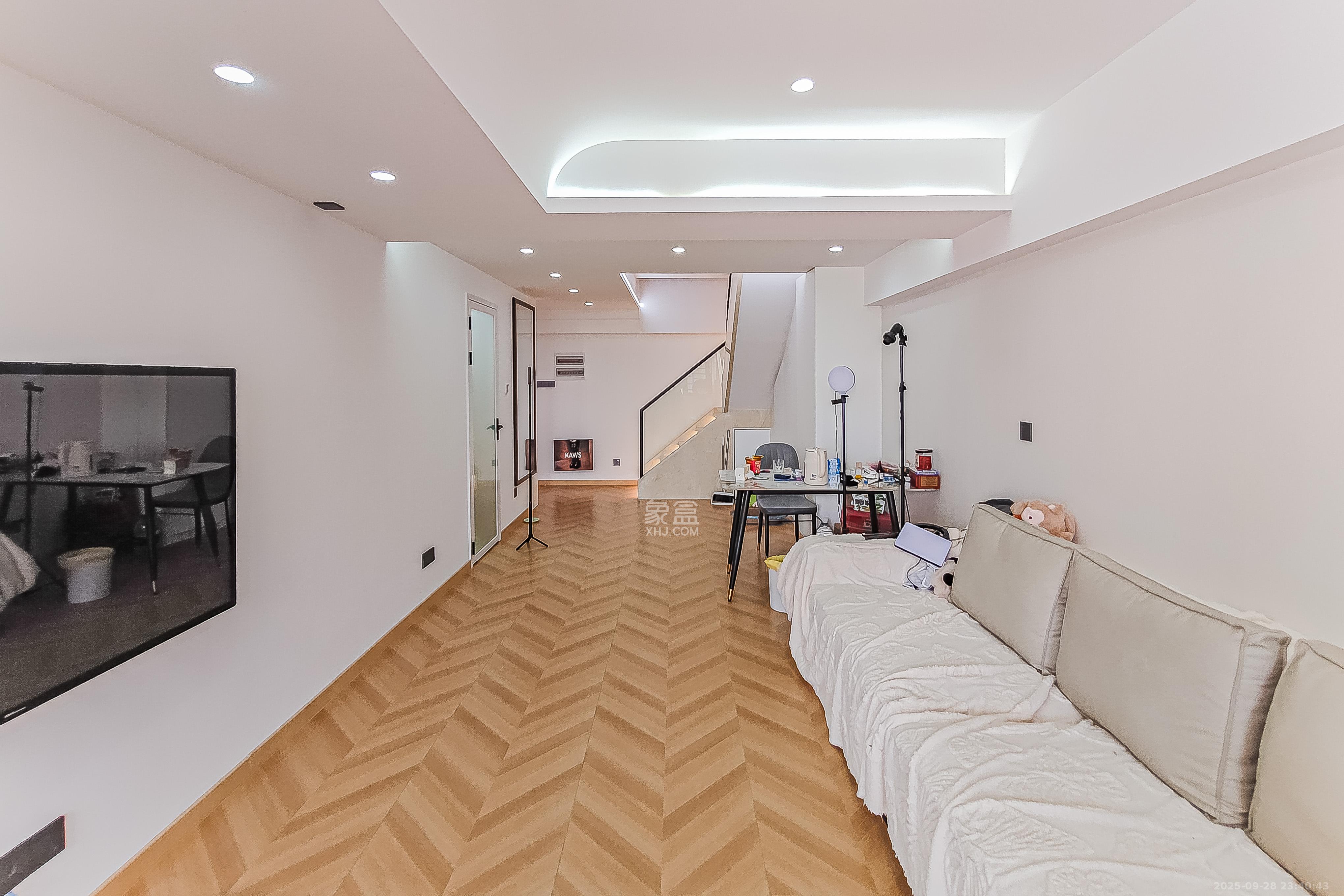 在水一方 4室2厅2卫 110.0万 在水一方 4室2厅2卫 110.0万客厅