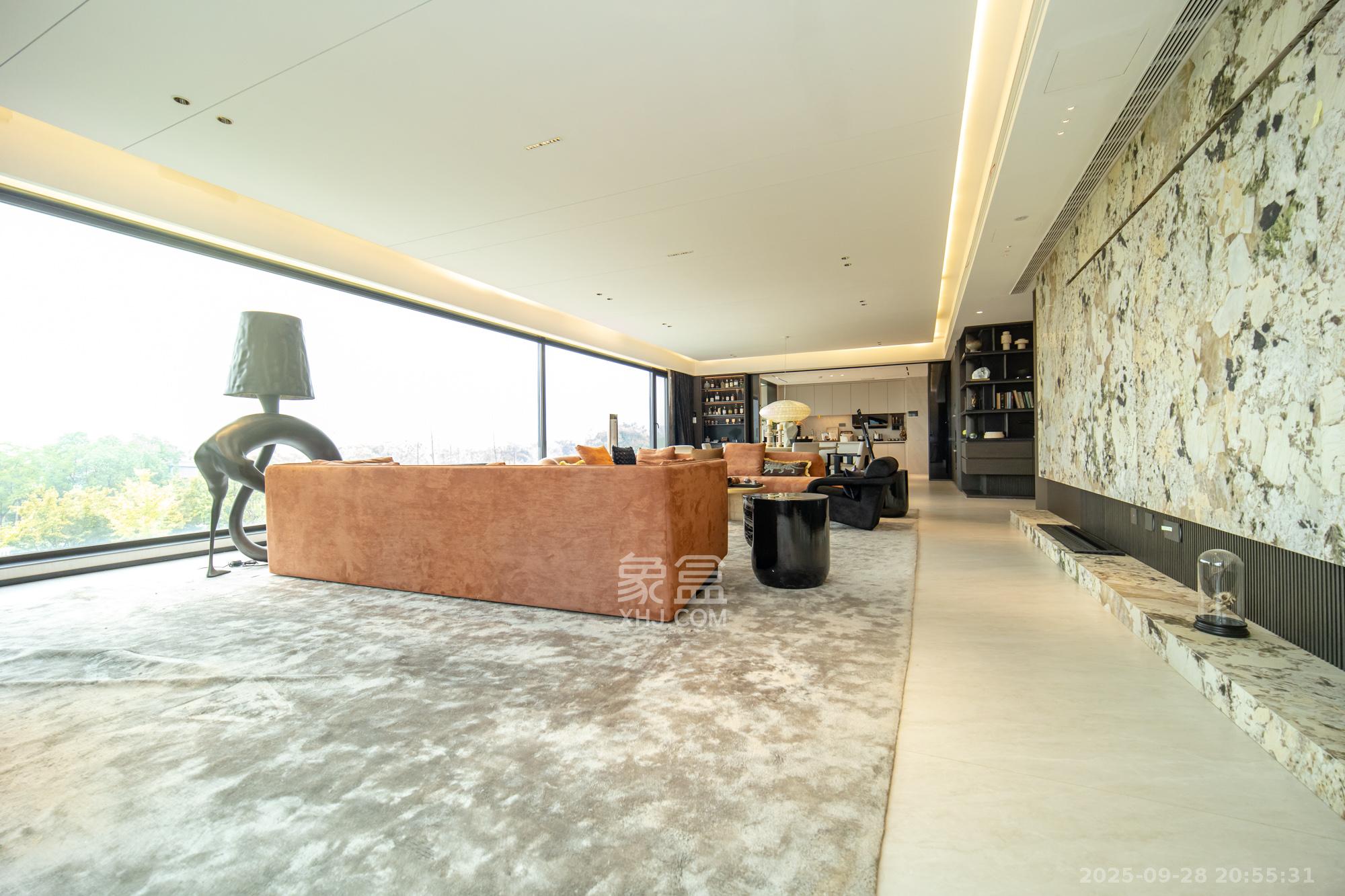 万科松湖天地 4室1厅3卫 440.0万 万科松湖天地 4室1厅3卫 440.0万客厅