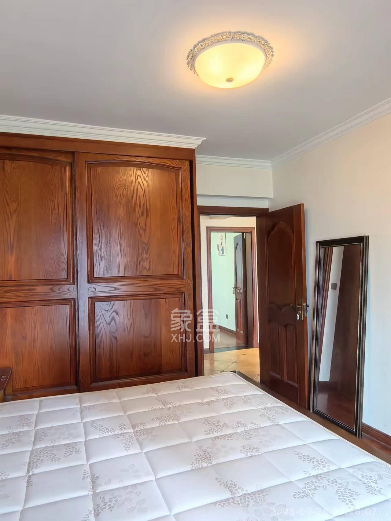 绿地中央广场  3室2厅1卫    3300.0元/月室内图