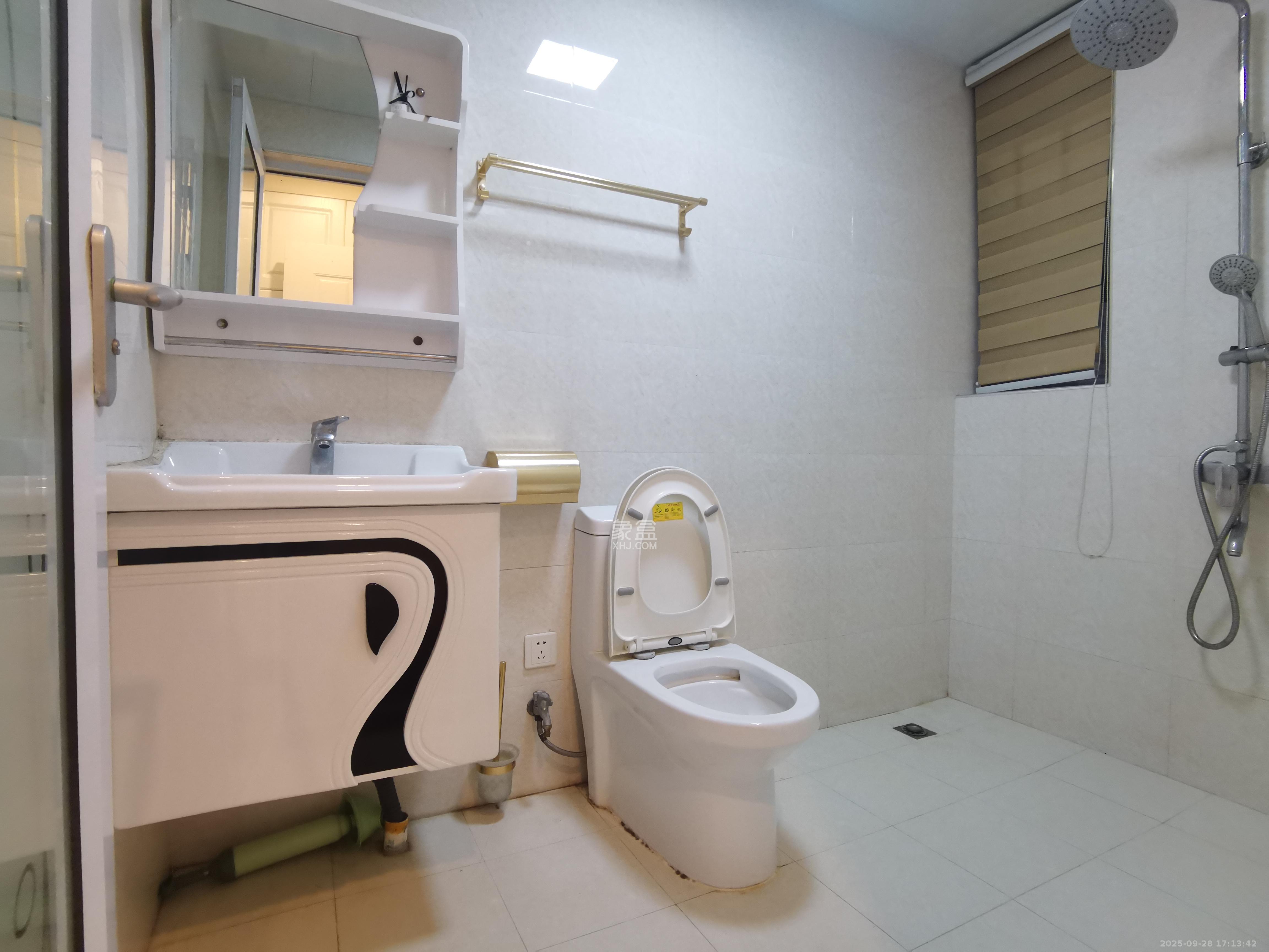 三一街区  3室2厅2卫   2200.00元/月室内图