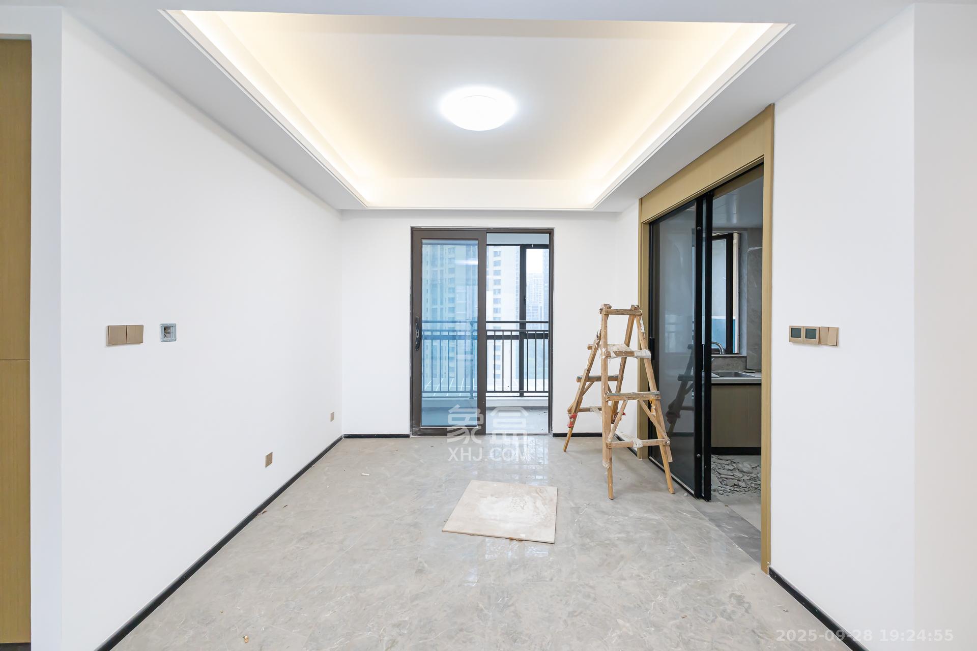 润和湘江天地天悦湾 4室2厅2卫 210.0万 润和湘江天地天悦湾 4室2厅2卫 210.0万客厅