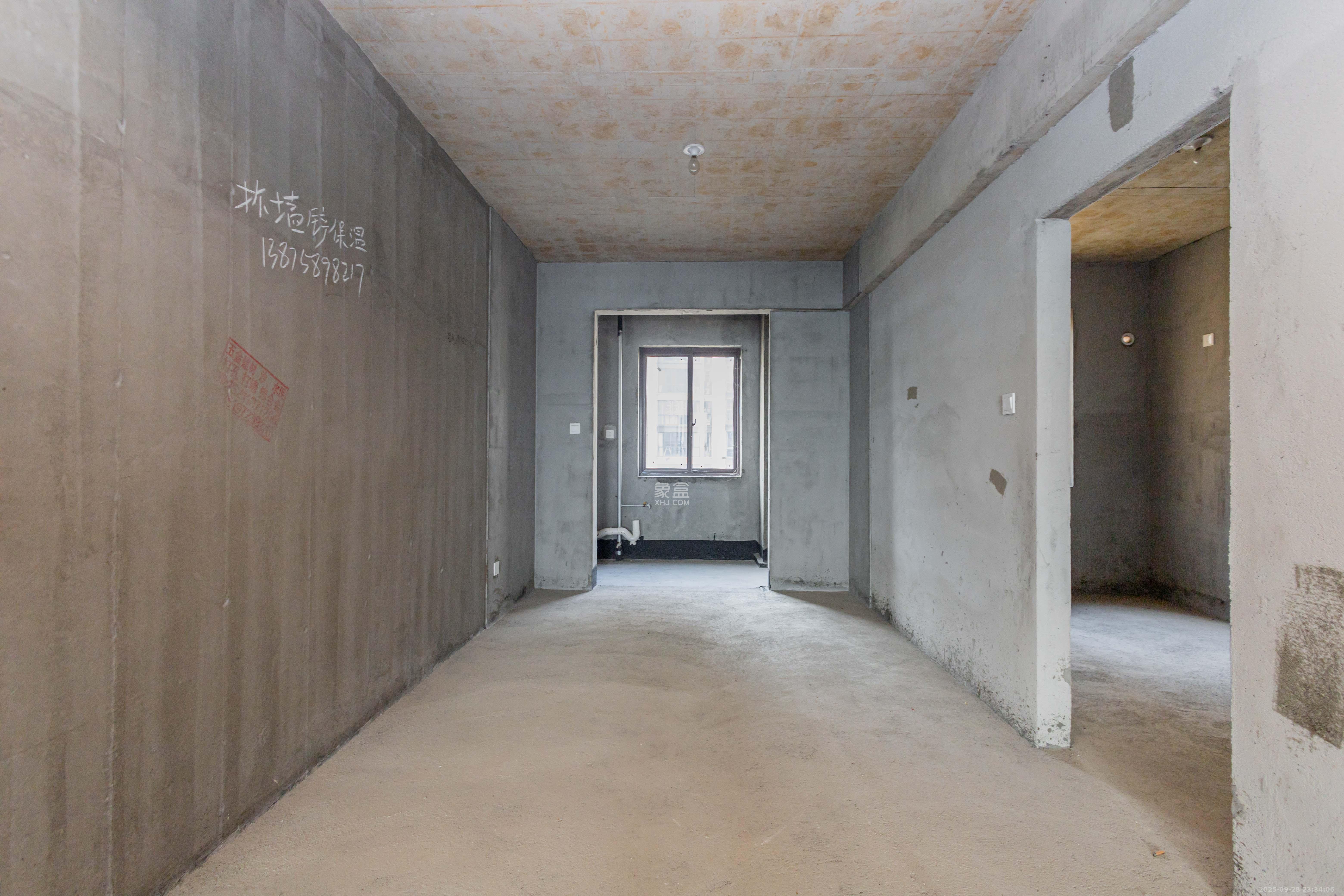 东方美地  4室2厅2卫    108.0万客厅