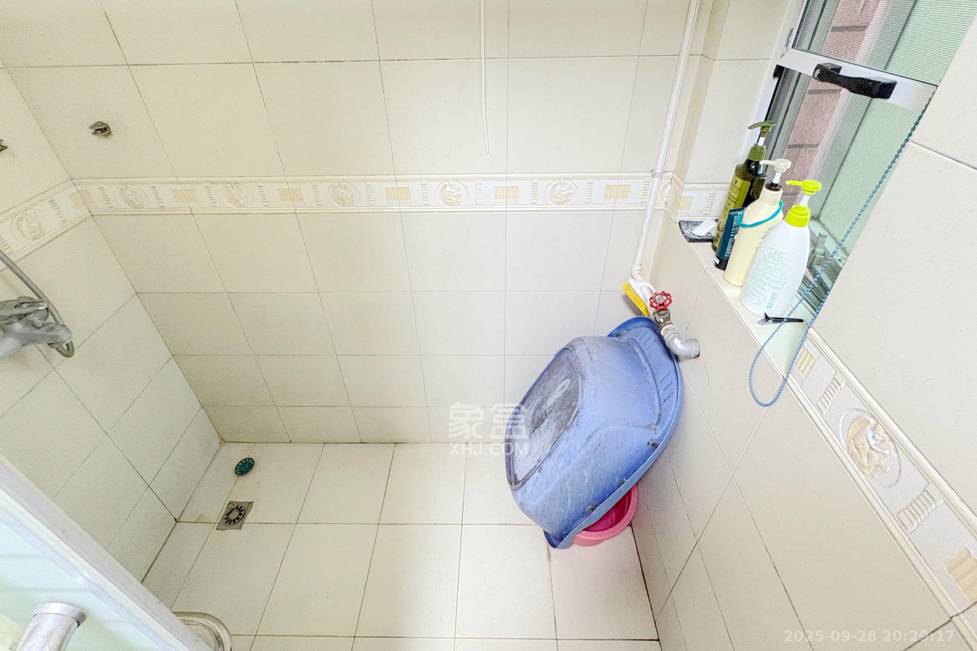 京电花园  3室2厅2卫    122.0万卫生间