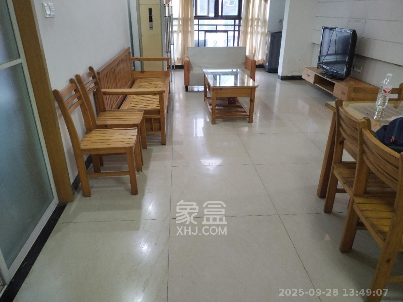 高信向日葵 3室2厅2卫 2200.0元/月 高信向日葵 3室2厅2卫 2200.0元/月室内图