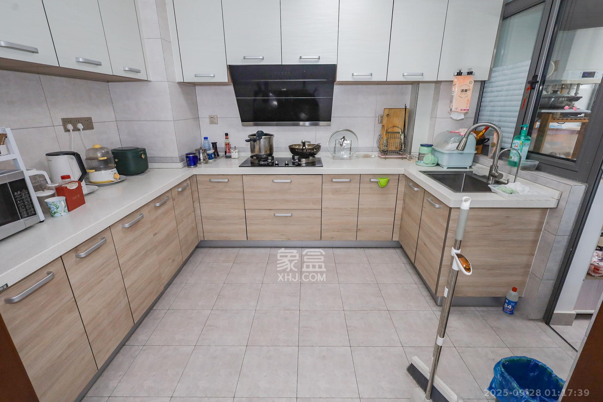 八方小区C区 4室2厅2卫 500.0万 八方小区C区 4室2厅2卫 500.0万厨房