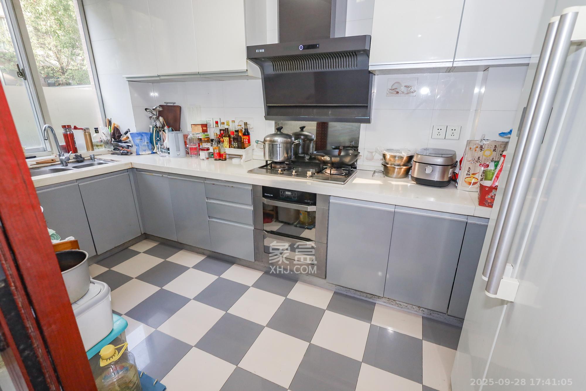 八方小区D区 4室2厅2卫 687.0万 八方小区D区 4室2厅2卫 687.0万厨房