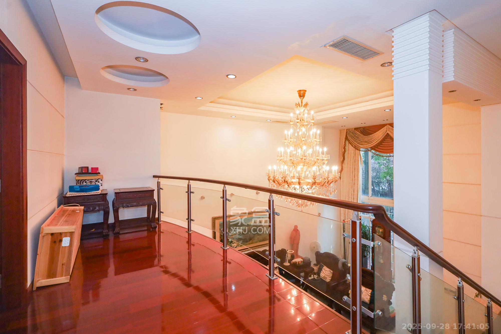 八方小区D区  4室2厅2卫    687.0万其他