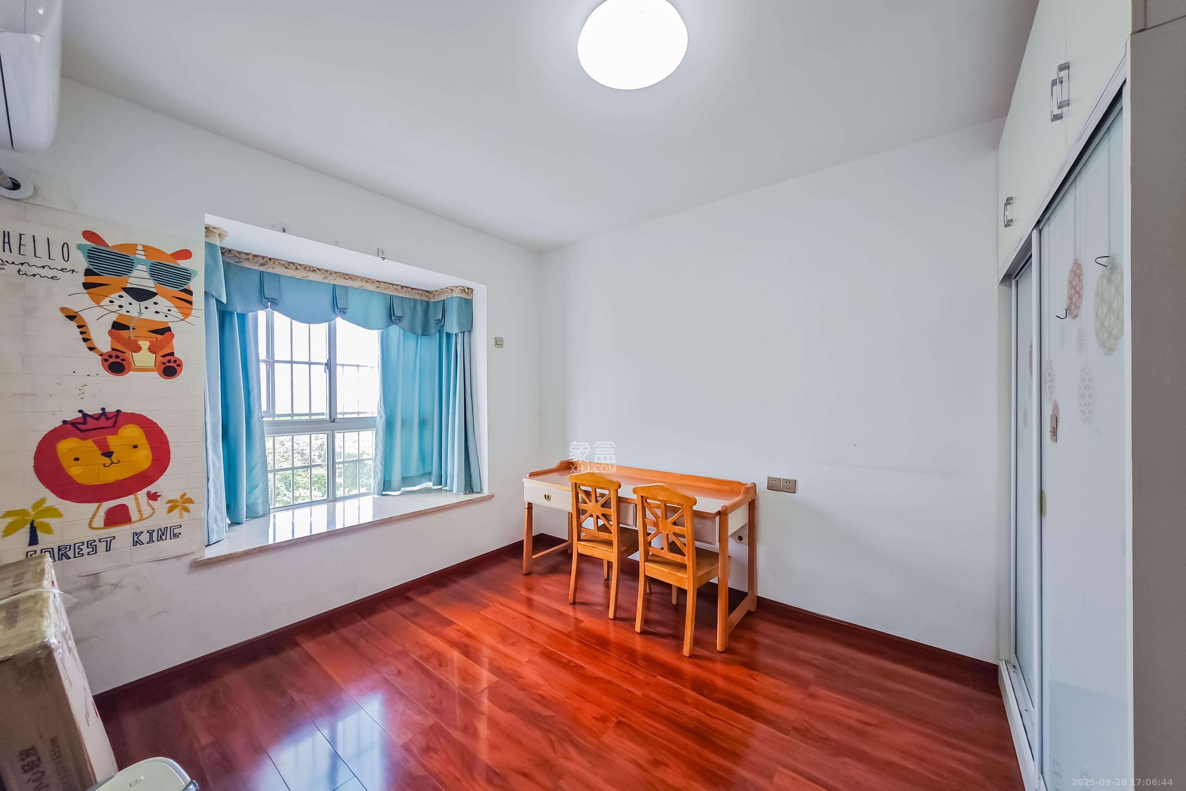 雅致名园  3室2厅2卫    228.0万卧室