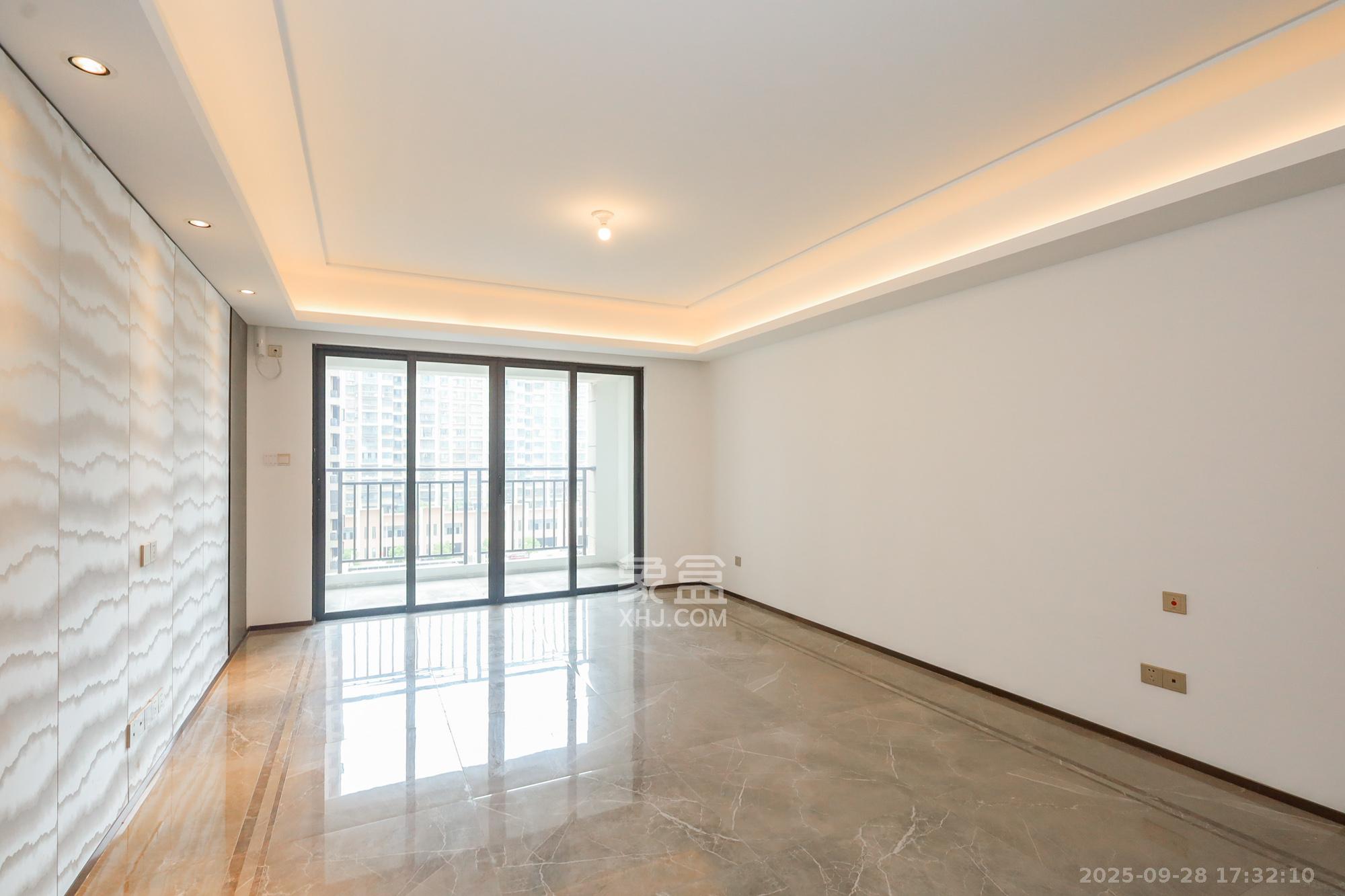 金茂建发泊悦 4室2厅2卫 228.0万 金茂建发泊悦 4室2厅2卫 228.0万客厅