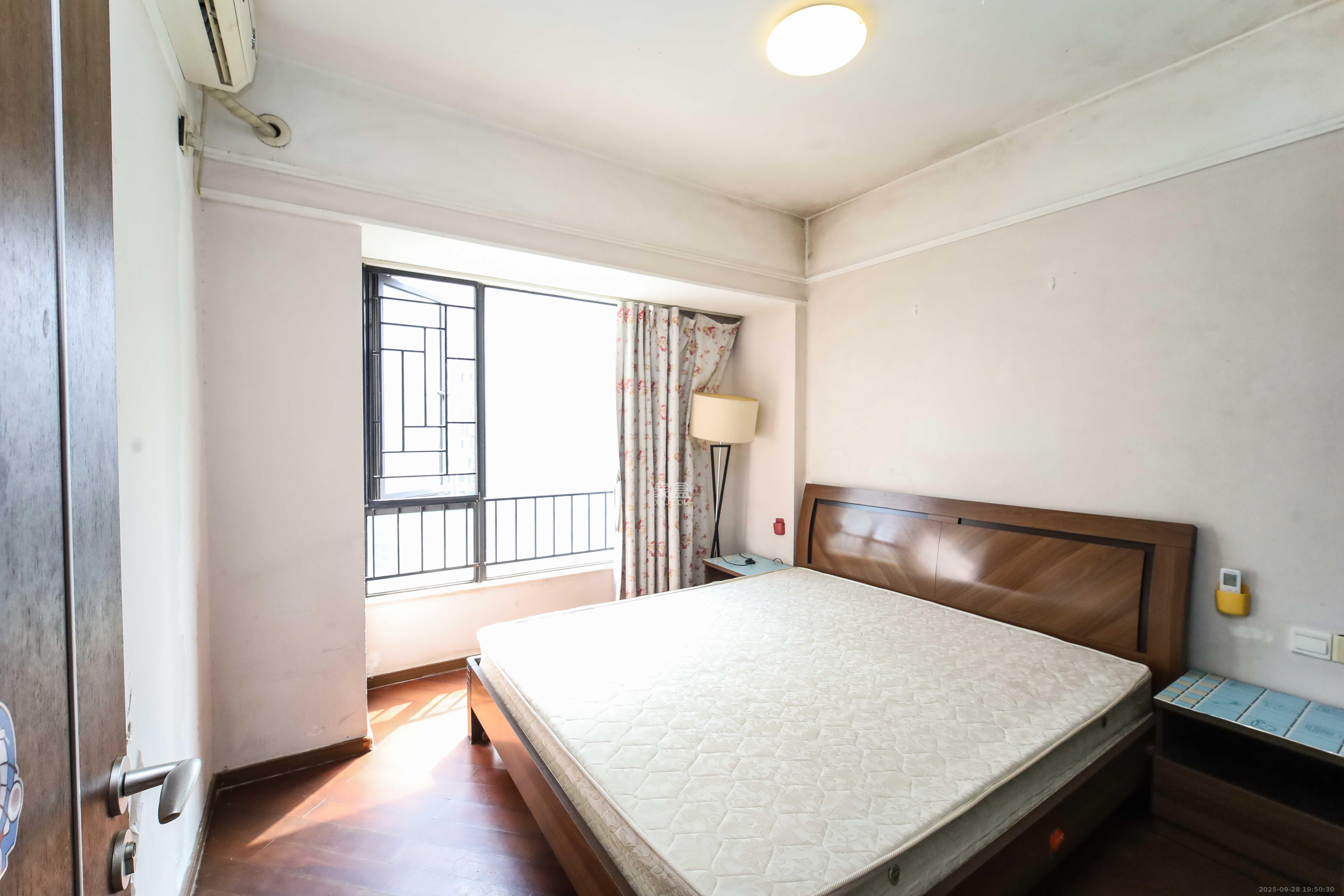 万科金域蓝湾  3室2厅2卫    75.0万卧室