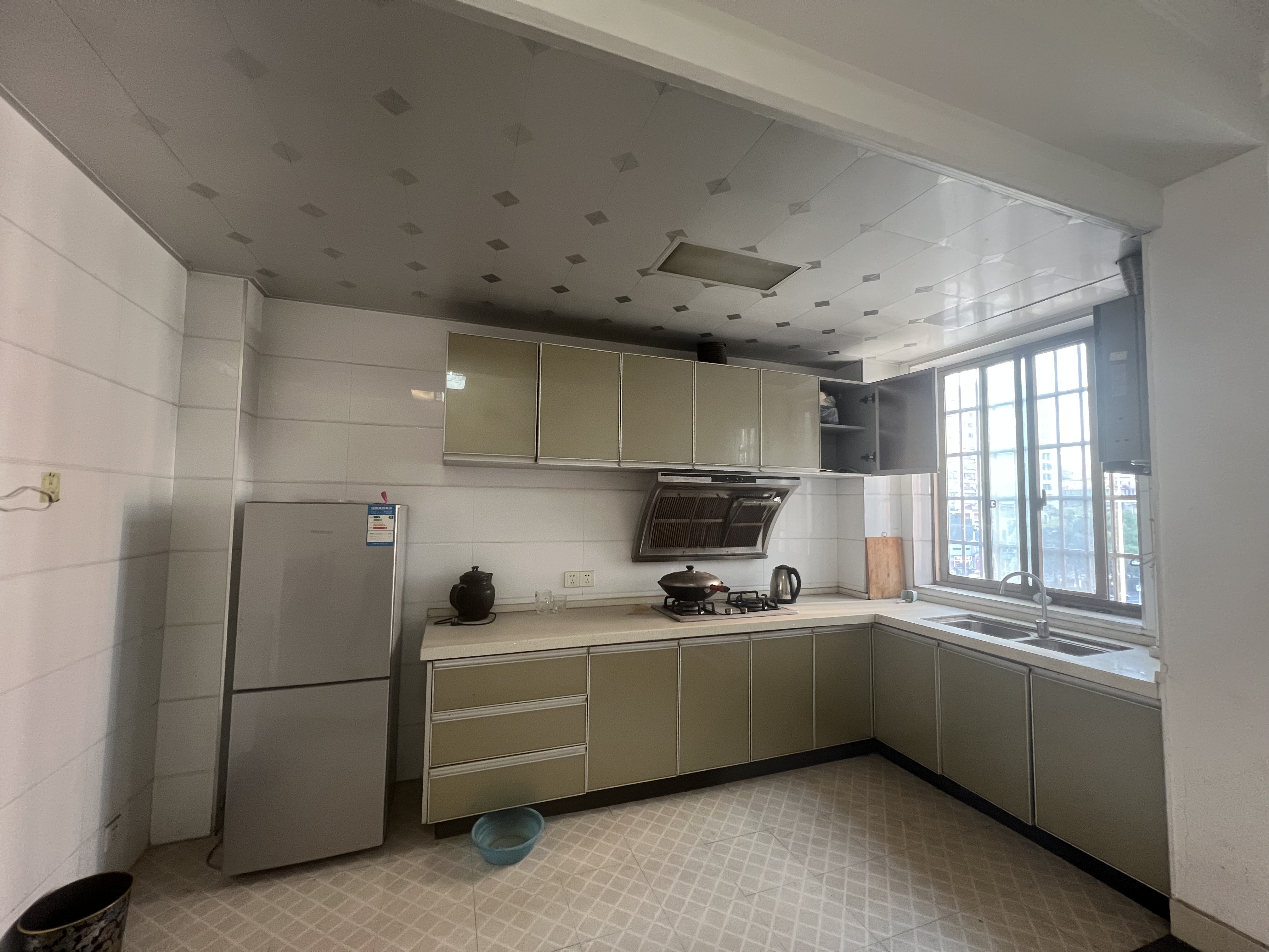 欣天花园 3室2厅2卫 1300.0元/月 欣天花园 3室2厅2卫 1300.0元/月室内图