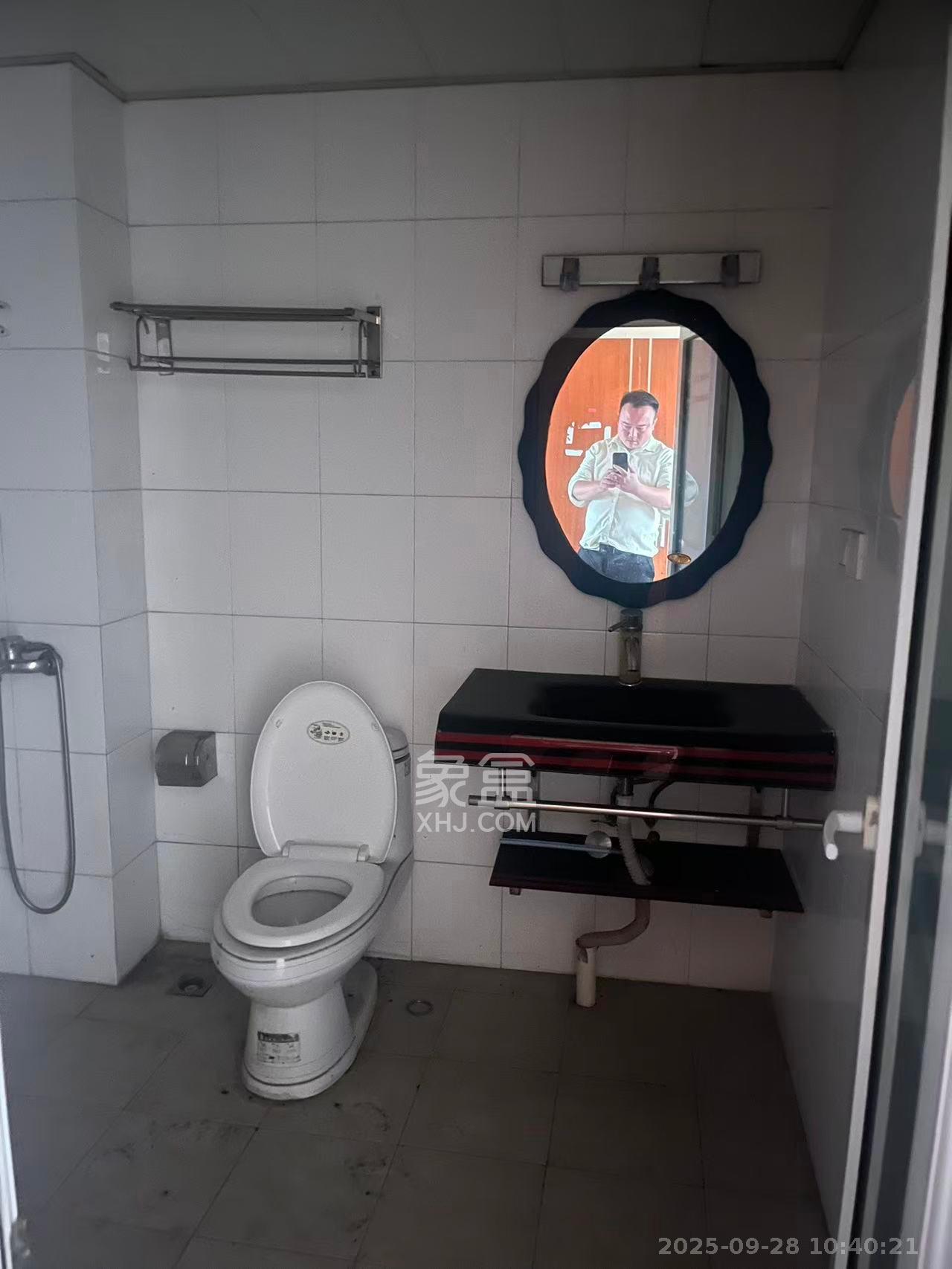 满庭芳小区 3室2厅2卫 2200.0元/月 满庭芳小区 3室2厅2卫 2200.0元/月室内图