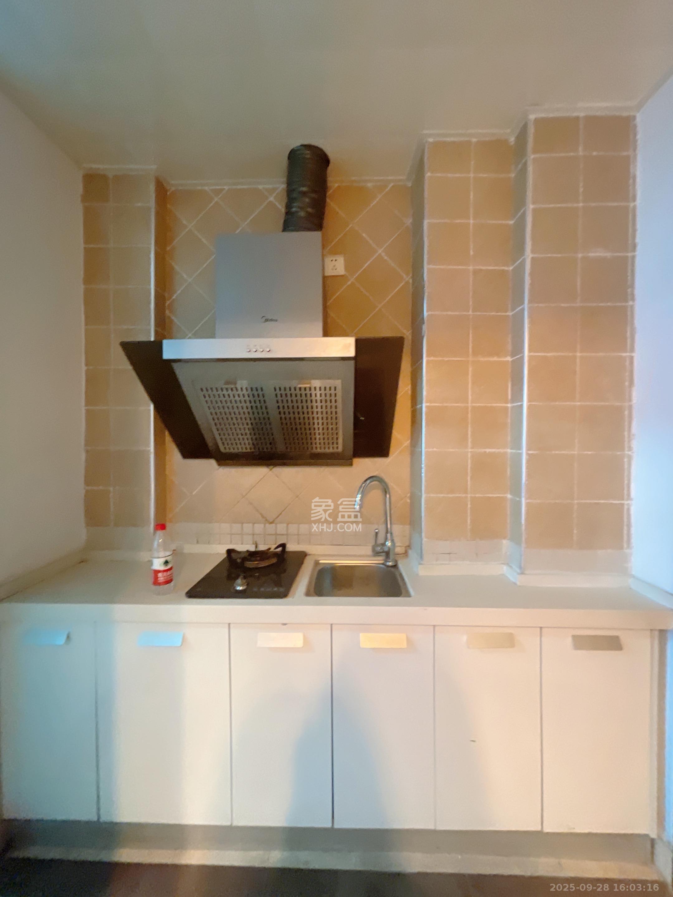 月亮湾草莓街区一、二期  1室0厅0卫    1200.0元/月室内图