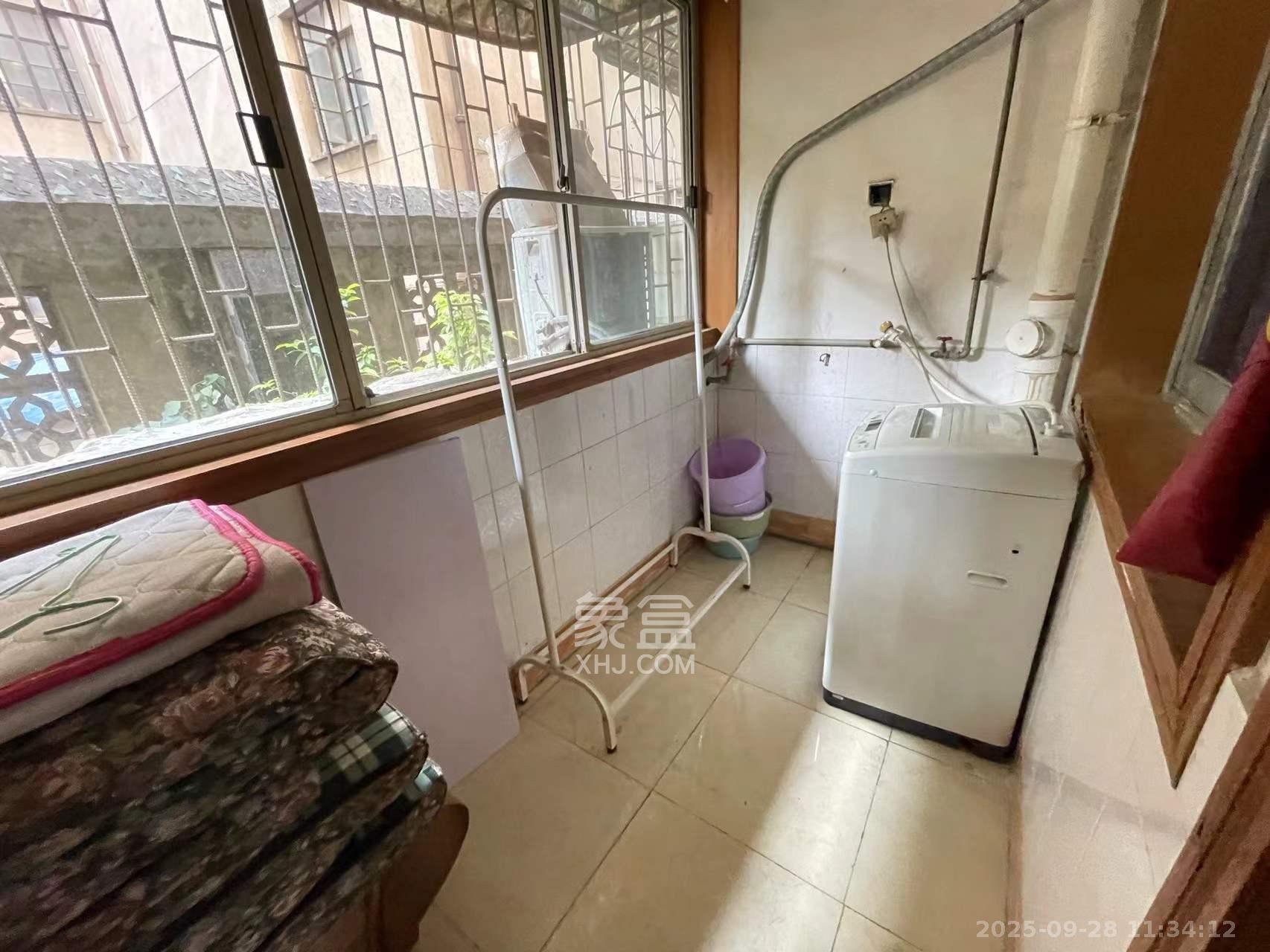 化油器厂宿舍 2室2厅1卫 1800.0元/月 化油器厂宿舍 2室2厅1卫 1800.0元/月室内图