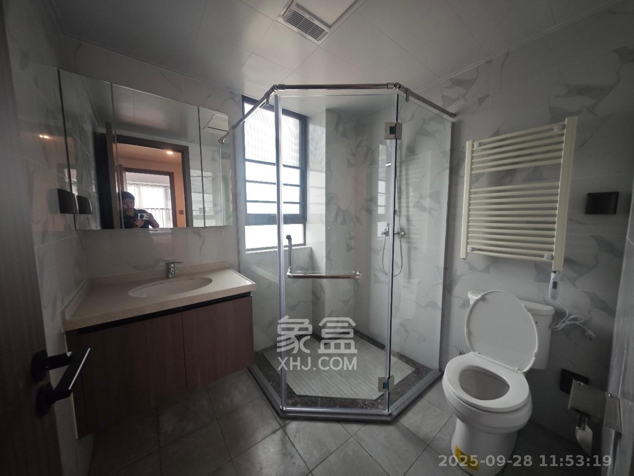 绿地V岛  4室2厅2卫   4300.00元/月室内图