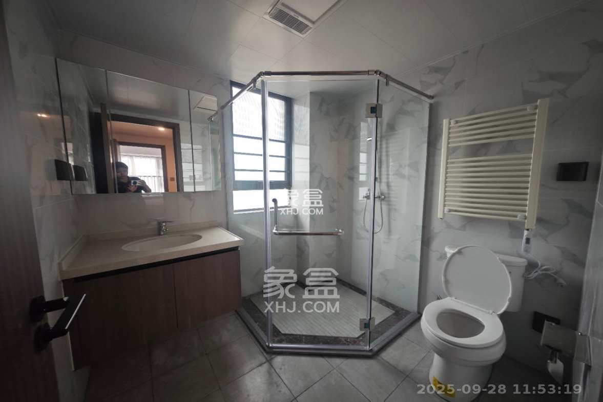 绿地V岛 4室2厅2卫 4300.00元/月 绿地V岛 4室2厅2卫 4300.00元/月室内图