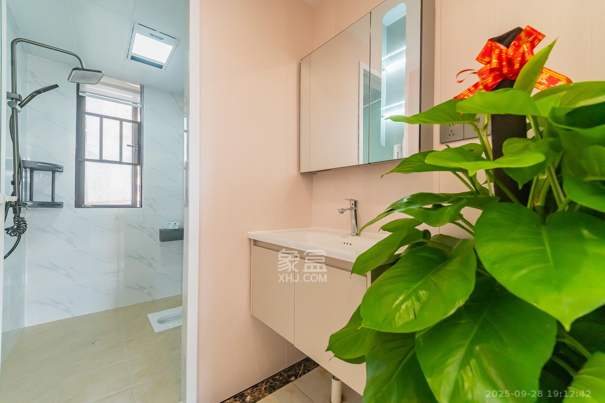 华润置地广场一期 3室2厅1卫 71.8万 华润置地广场一期 3室2厅1卫 71.8万卫生间