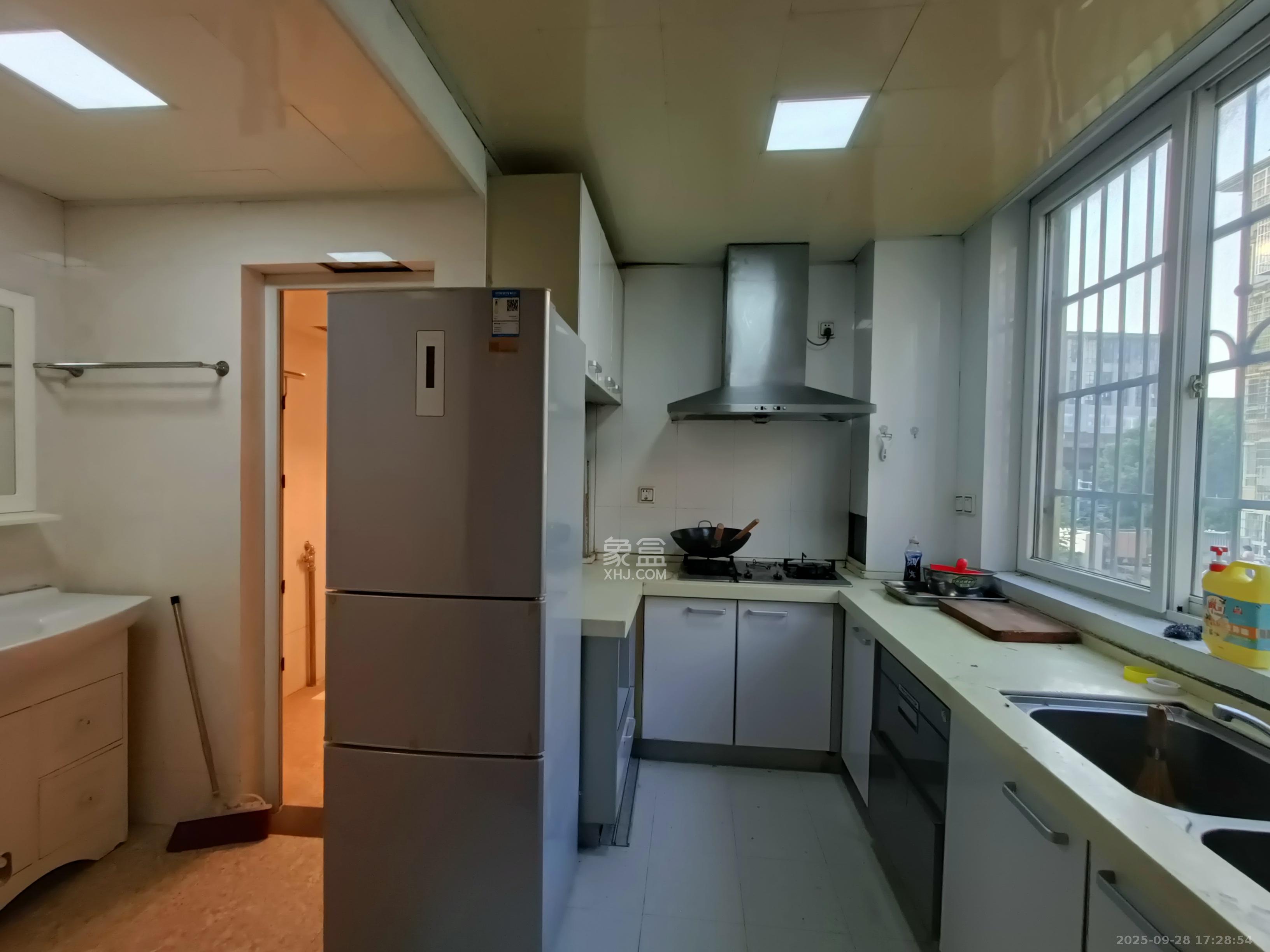 泰禹家园(彩云之翼家园一期、二期、三期) 3室2厅2卫 2000.0元/月 泰禹家园(彩云之翼家园一期、二期、三期) 3室2厅2卫 2000.0元/月室内图