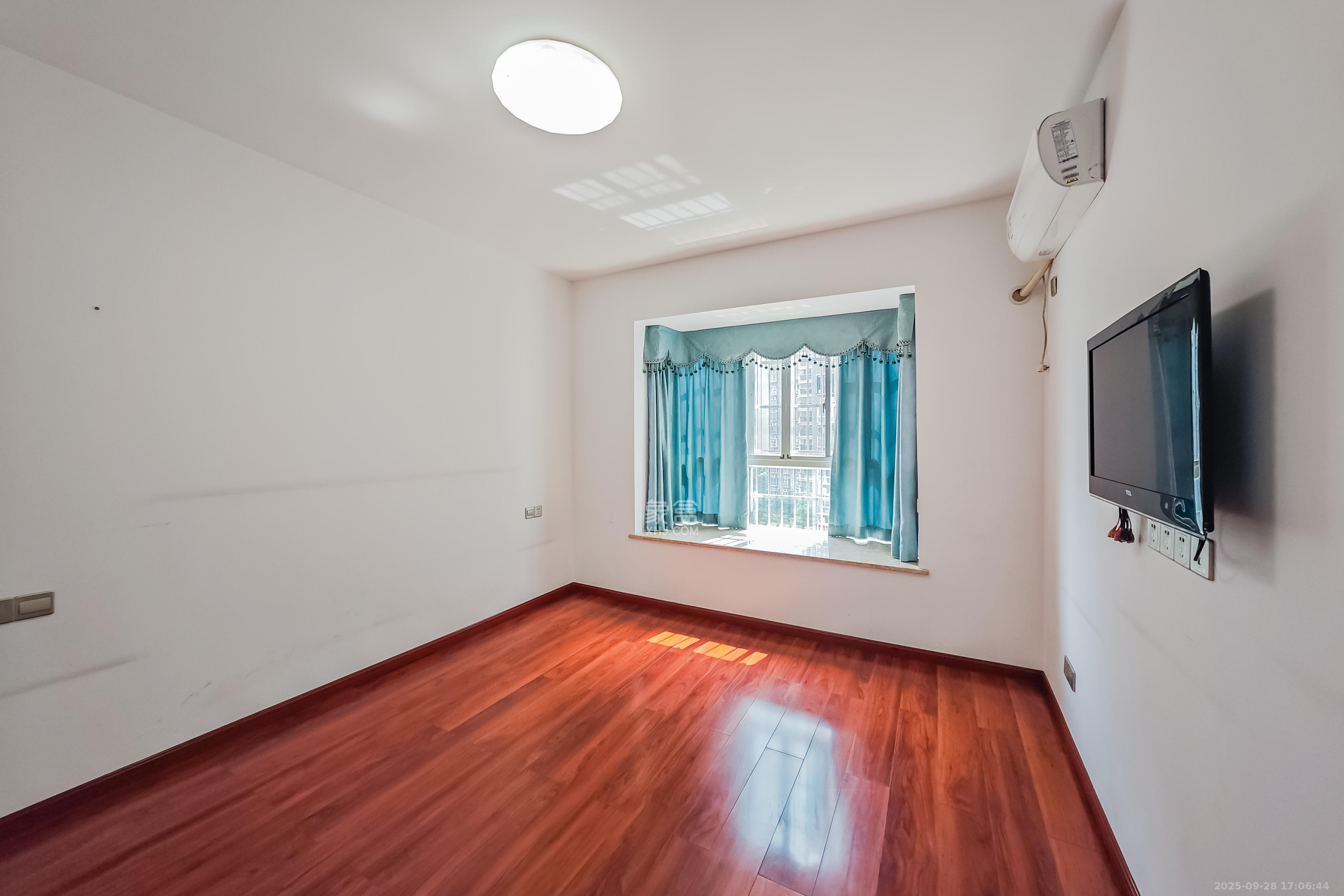 雅致名园  3室2厅2卫    228.0万卧室