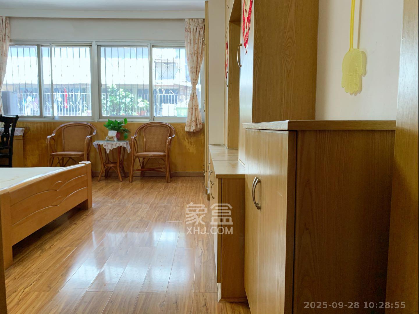 坡子街综合楼  1室1厅1卫   1700.00元/月