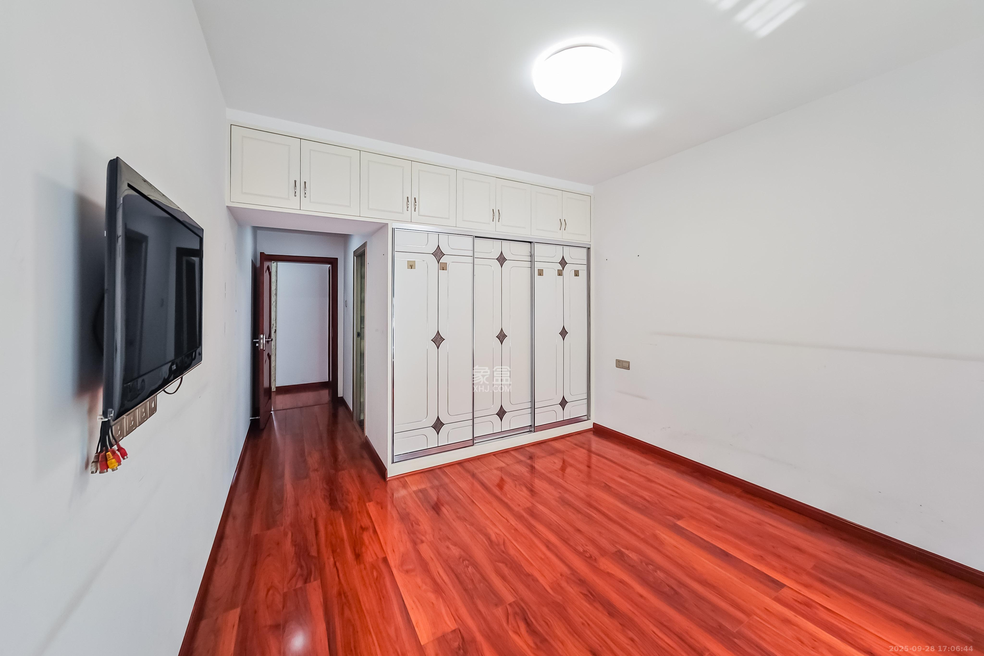 雅致名园  3室2厅2卫    228.0万卧室