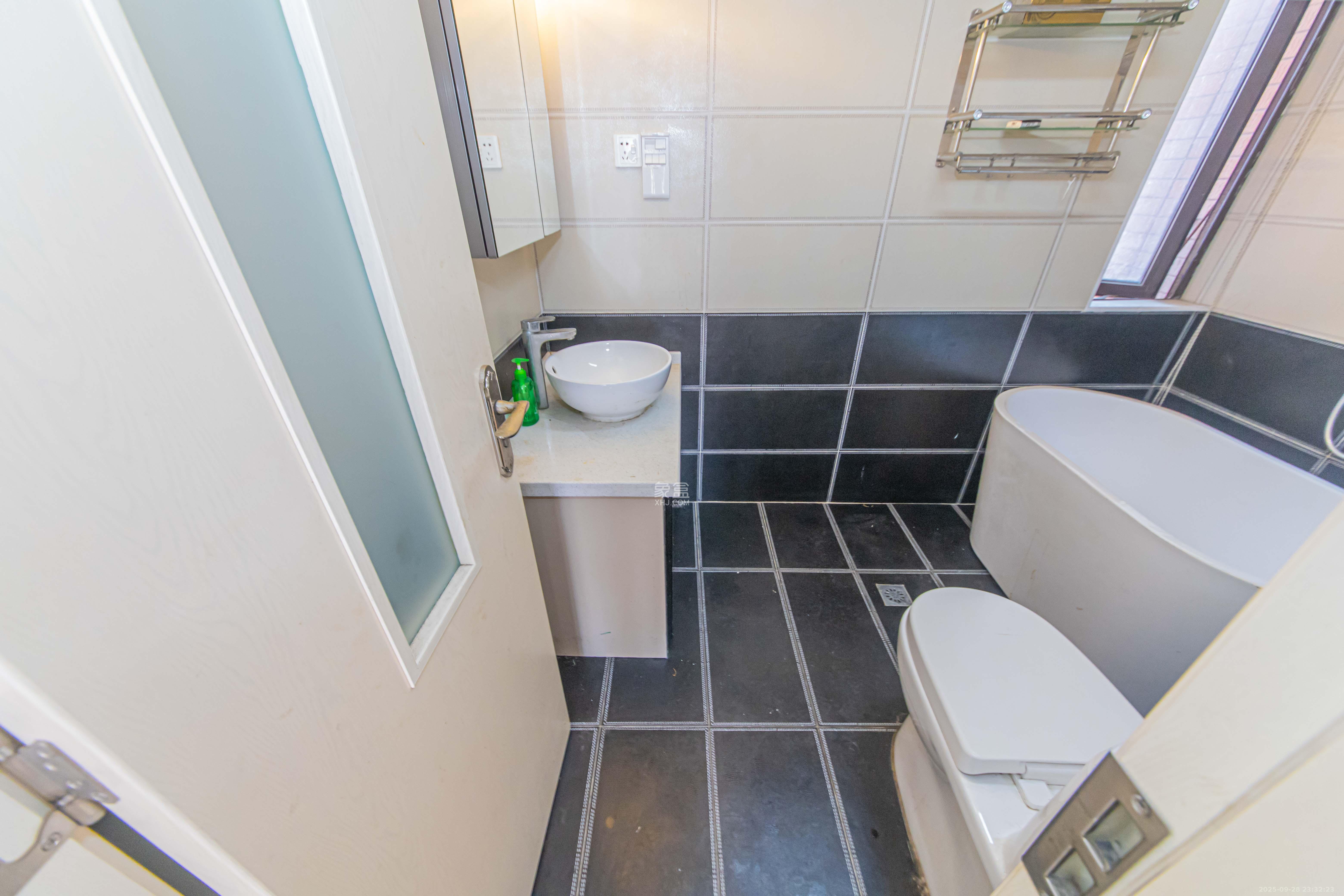 鑫远和城(一、二期)  5室2厅2卫    125.0万 鑫远和城(一、二期)  5室2厅2卫    125.0万卫生间