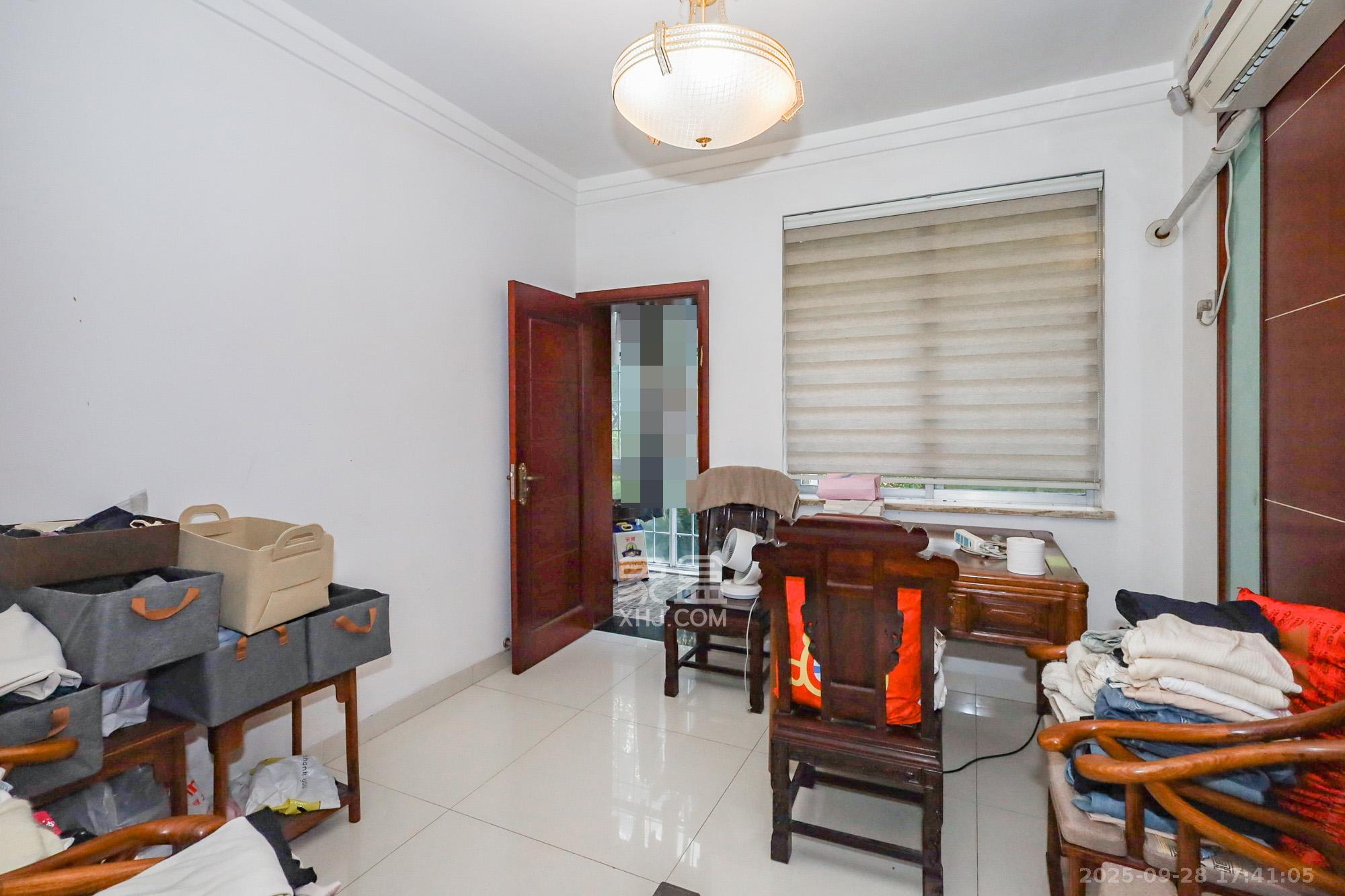 八方小区D区  4室2厅2卫    687.0万卧室