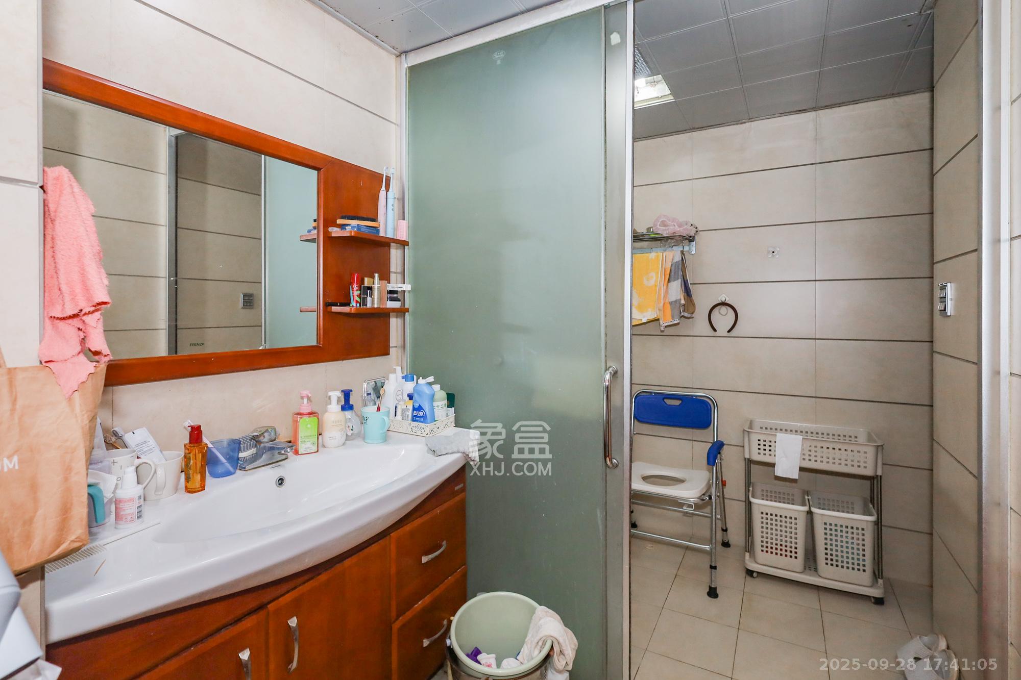 八方小区D区 4室2厅2卫 687.0万 八方小区D区 4室2厅2卫 687.0万卫生间