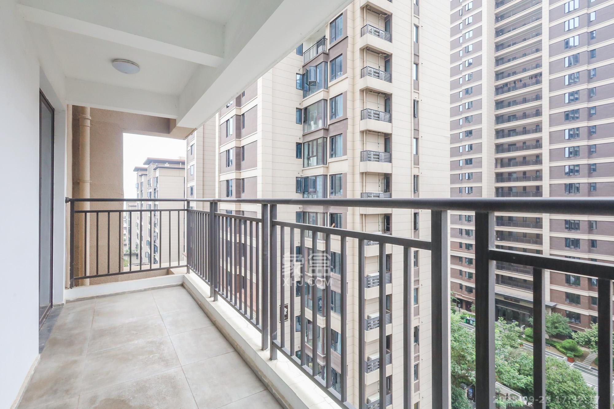 金茂建发泊悦 4室2厅2卫 228.0万 金茂建发泊悦 4室2厅2卫 228.0万阳台