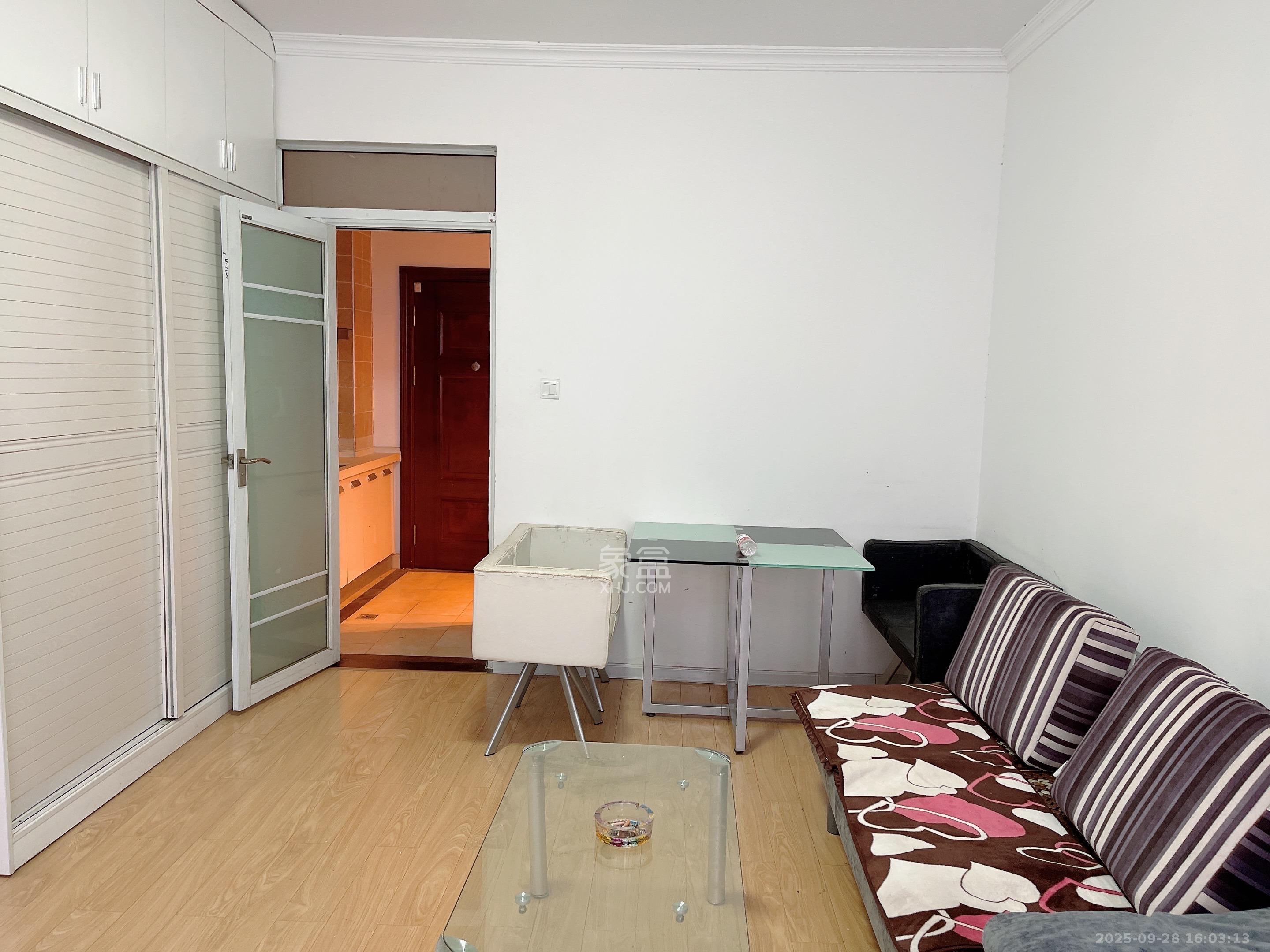 月亮湾草莓街区一、二期  1室0厅0卫    1200.0元/月室内图