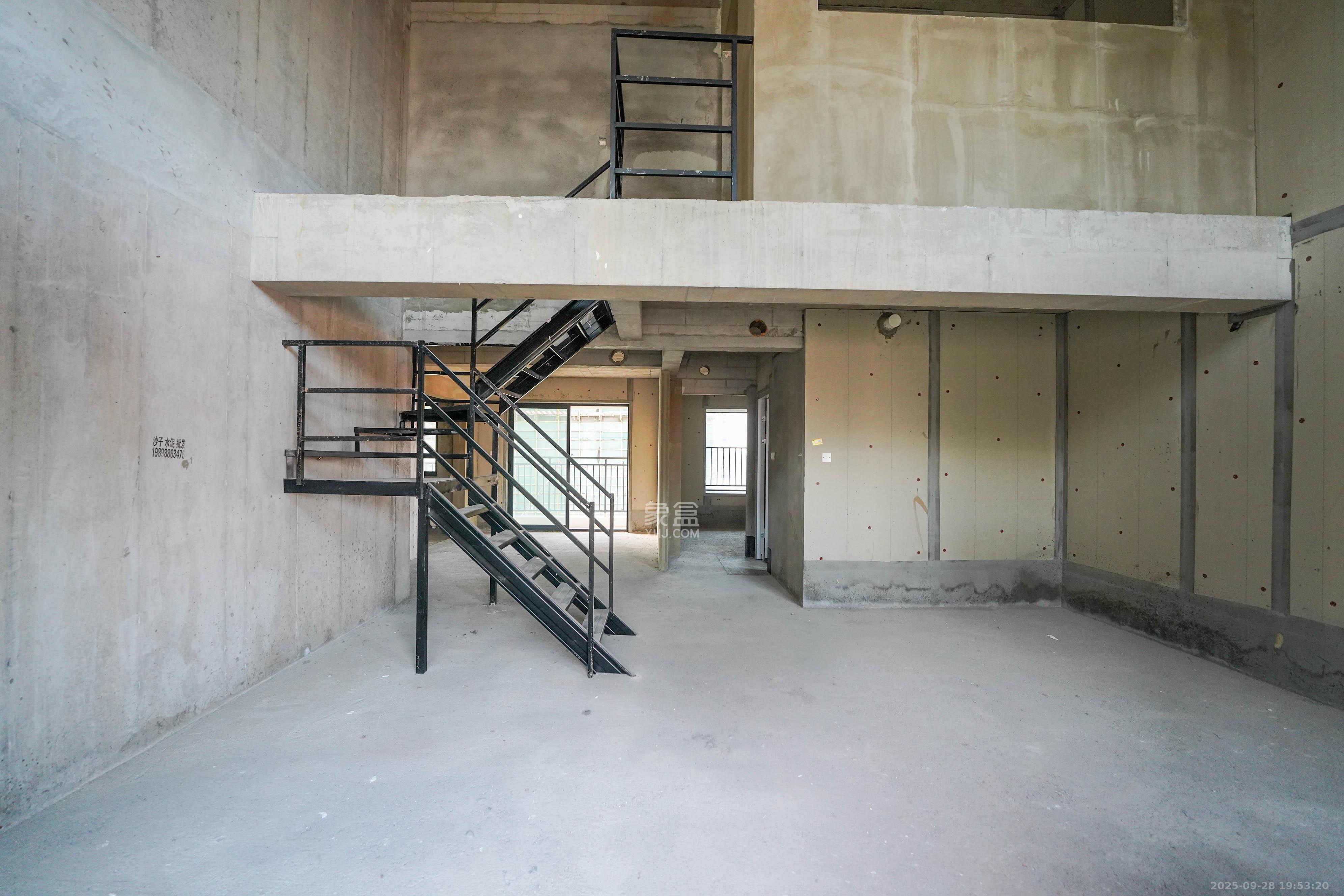 京盛和府 4室2厅2卫 135.0万 京盛和府 4室2厅2卫 135.0万客厅