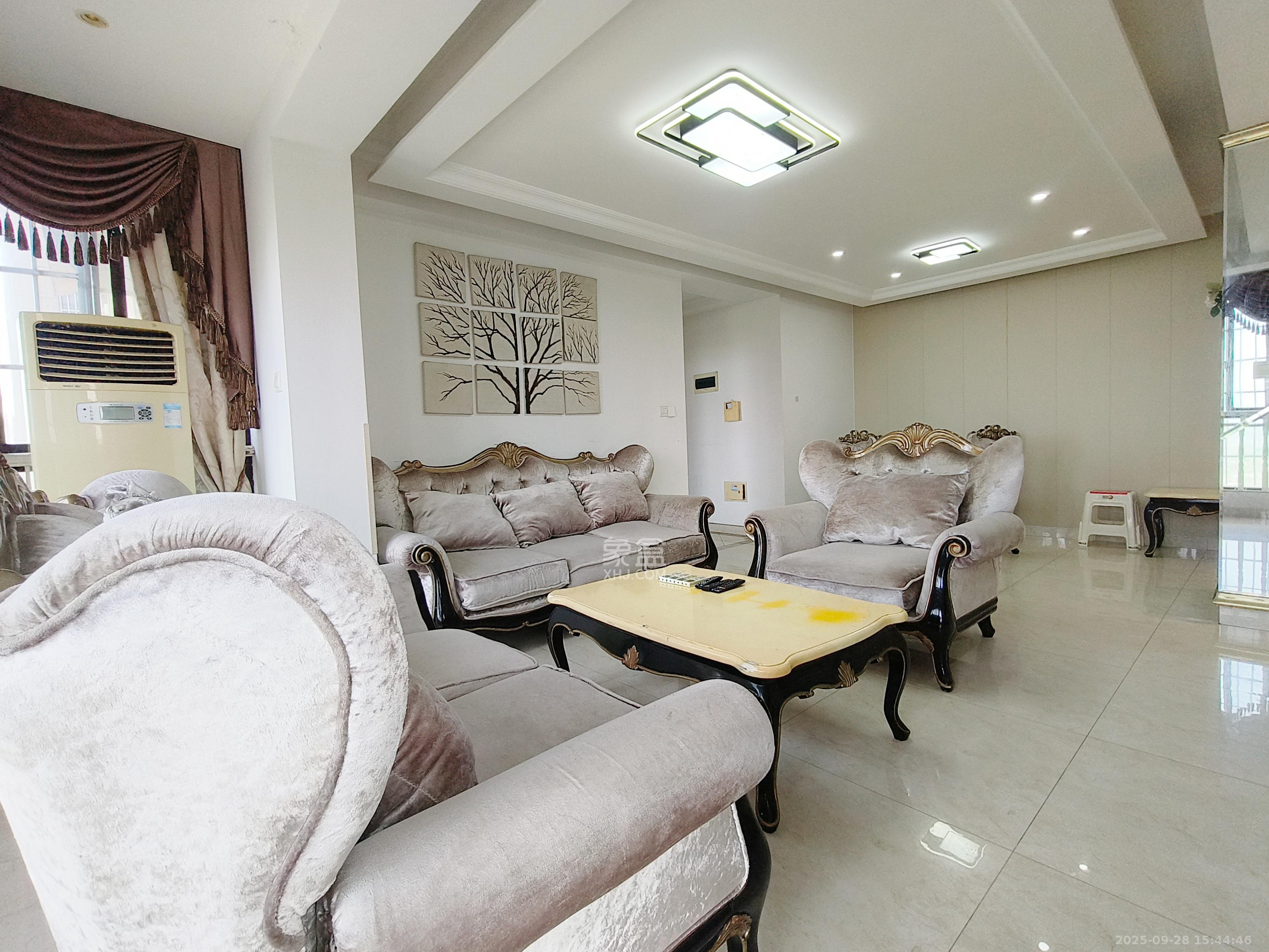 爱琴海岸 3室2厅2卫 2300.0元/月 爱琴海岸 3室2厅2卫 2300.0元/月室内图