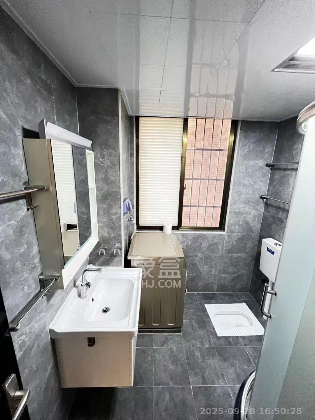 鄱阳佳郡 4室2厅2卫 2100.0元/月 鄱阳佳郡 4室2厅2卫 2100.0元/月室内图