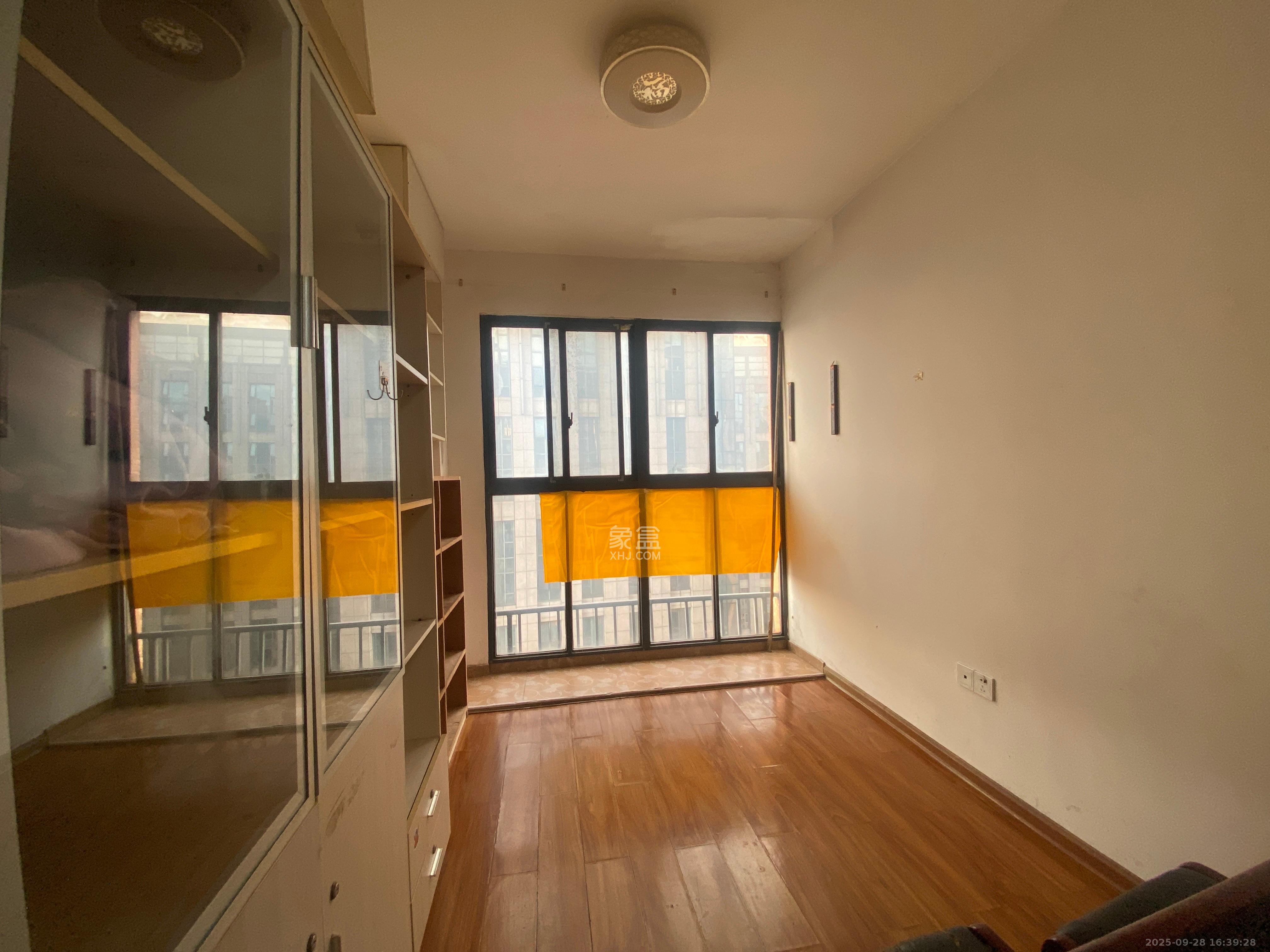 南庭城果 5室2厅2卫 2600.0元/月 南庭城果 5室2厅2卫 2600.0元/月室内图