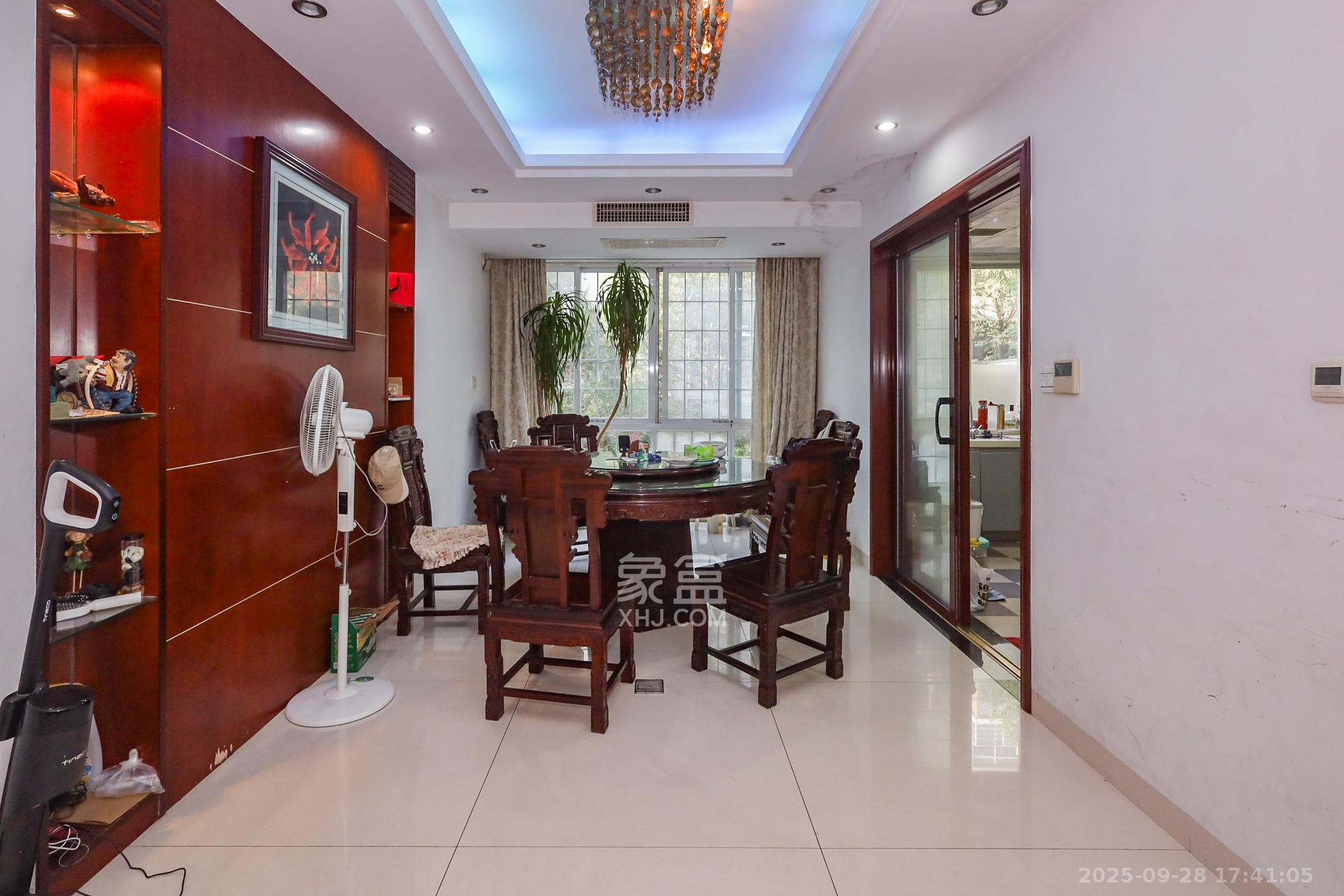 八方小区D区  4室2厅2卫    687.0万其他