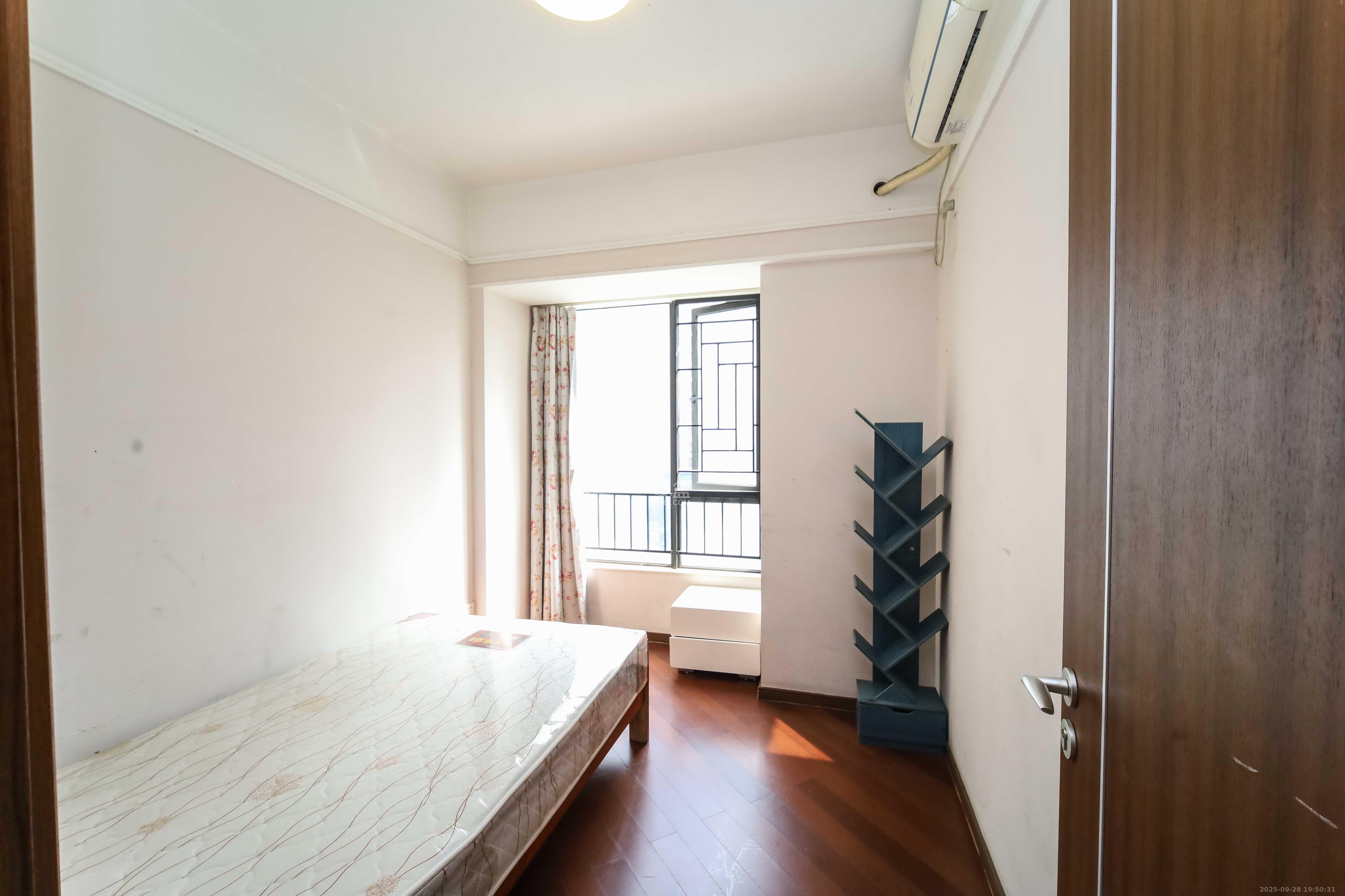 万科金域蓝湾  3室2厅2卫    75.0万卧室