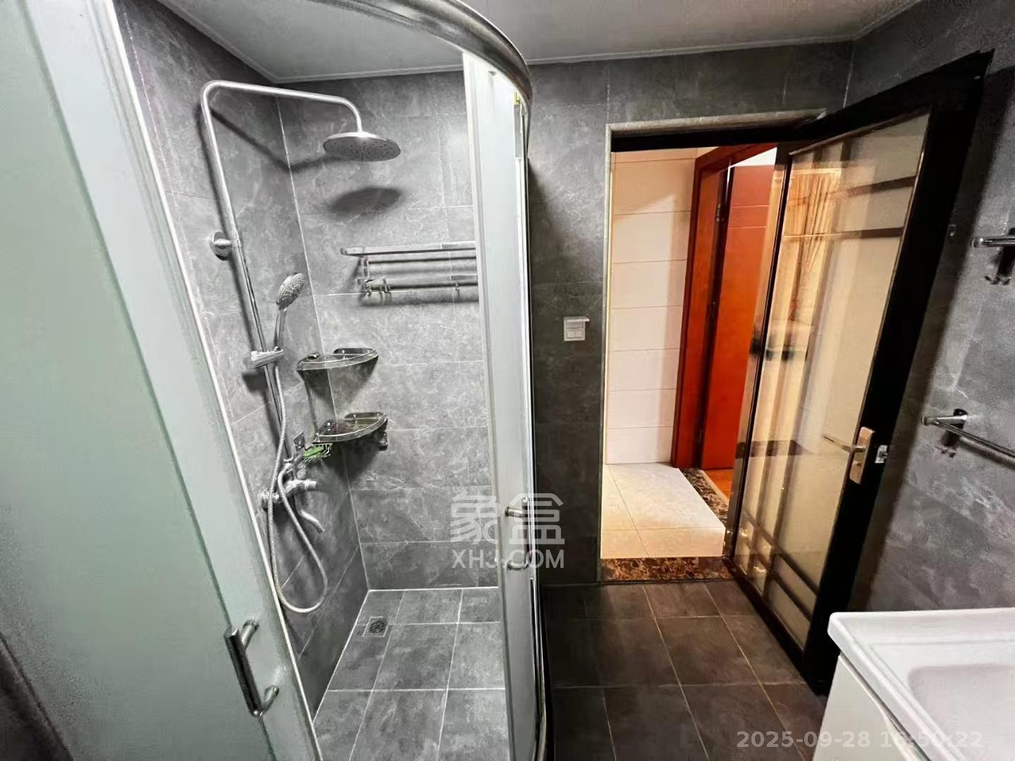 鄱阳佳郡 4室2厅2卫 2100.0元/月 鄱阳佳郡 4室2厅2卫 2100.0元/月室内图