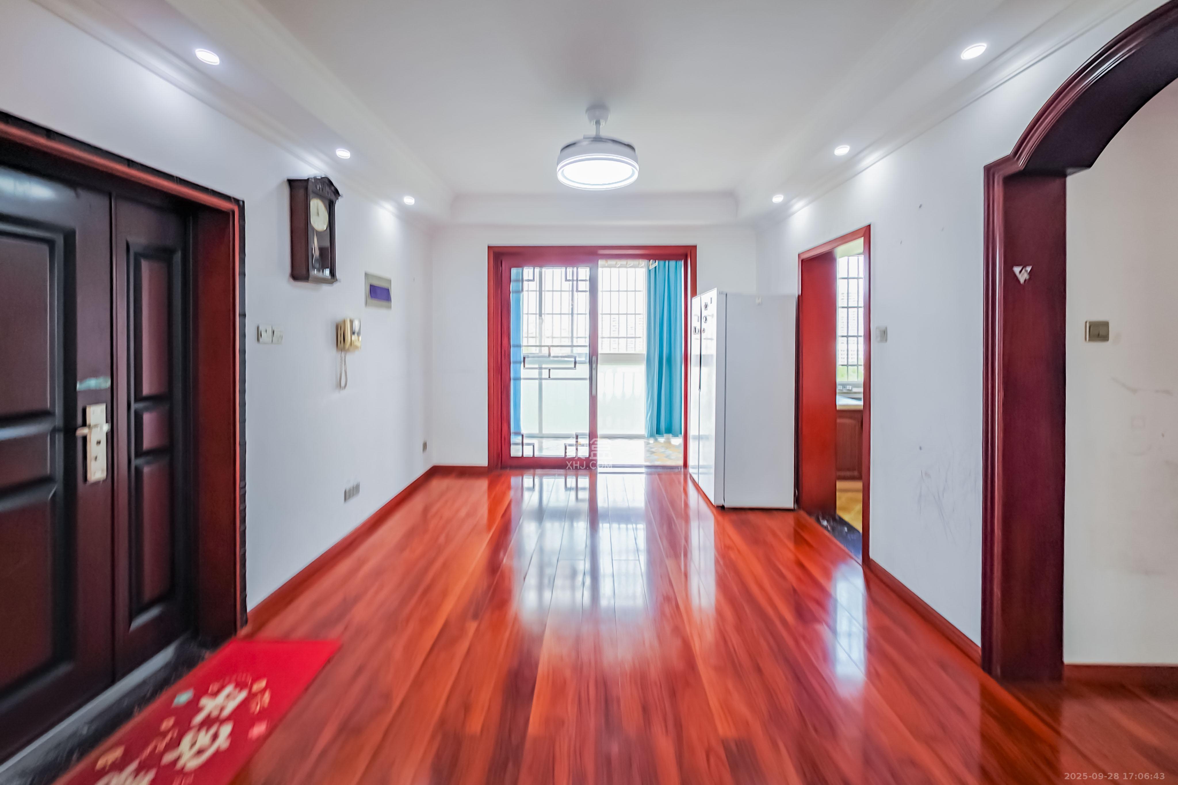 雅致名园  3室2厅2卫    228.0万客厅