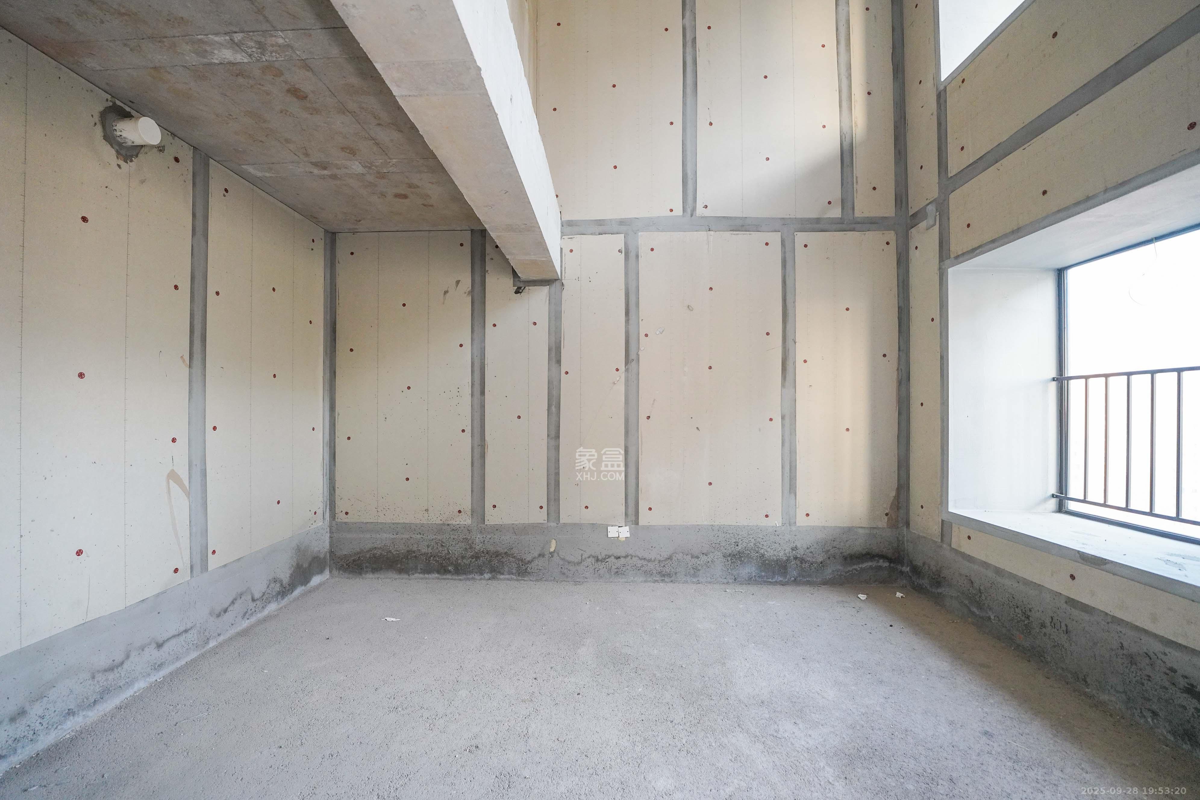 京盛和府 4室2厅2卫 135.0万 京盛和府 4室2厅2卫 135.0万客厅