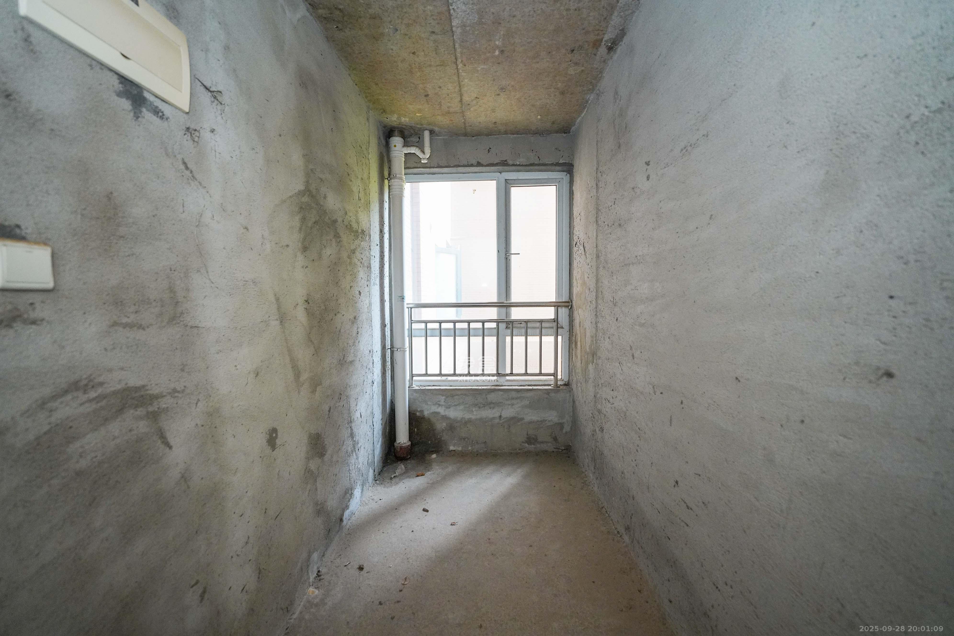 丽发新城 3室3厅2卫 85.0万 丽发新城 3室3厅2卫 85.0万卧室