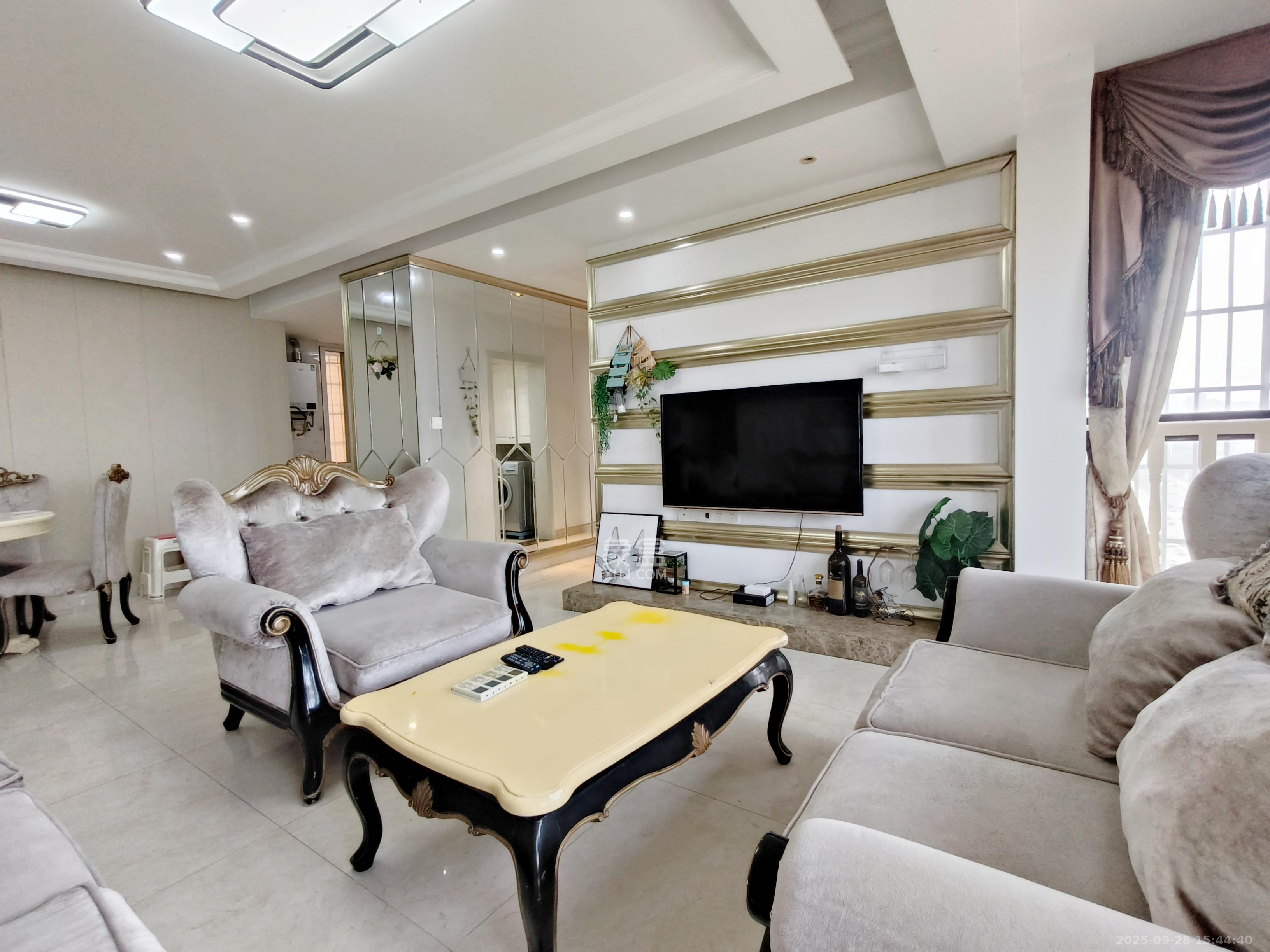 爱琴海岸  3室2厅2卫    2300.0元/月室内图