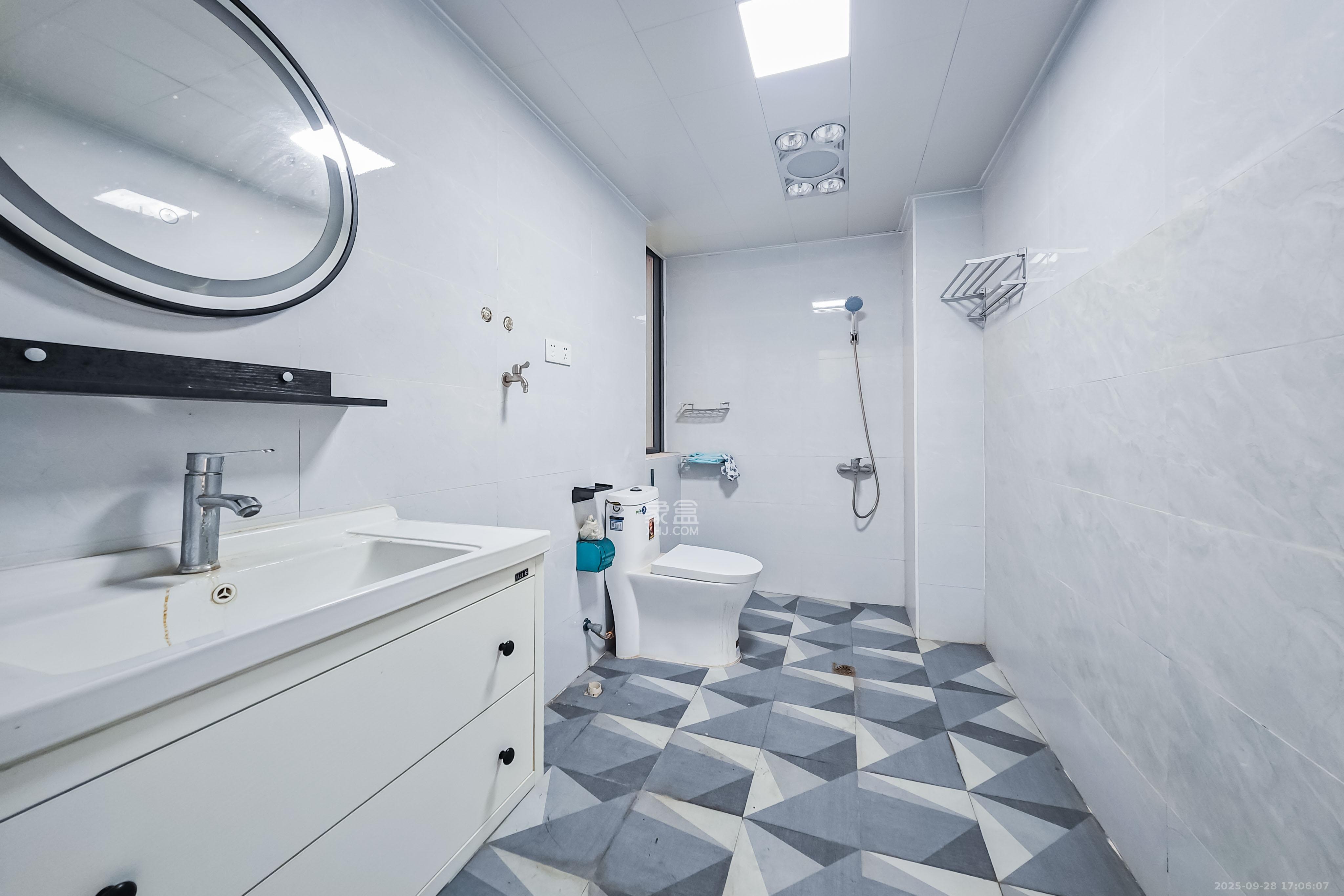 半山壹号 4室2厅2卫 125.0万 半山壹号 4室2厅2卫 125.0万卫生间