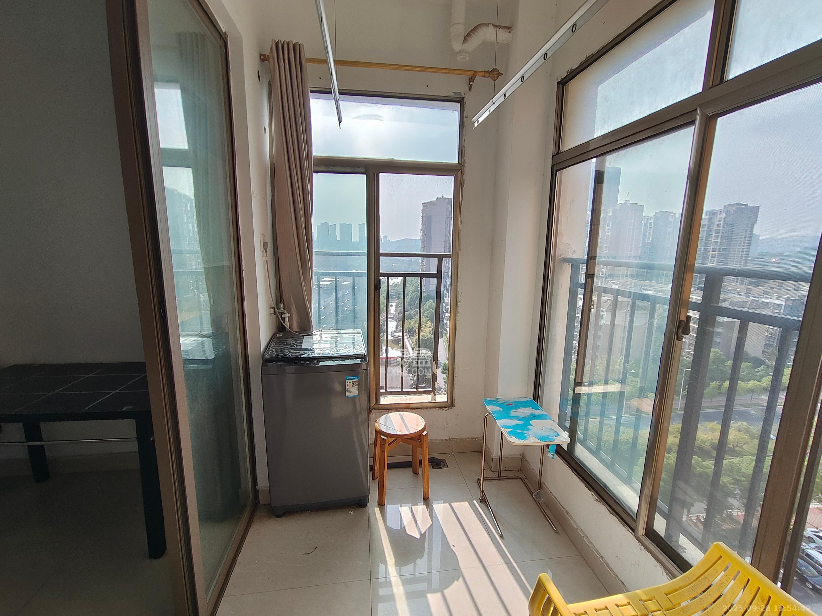 米兰春天  3室2厅1卫    1800.0元/月室内图