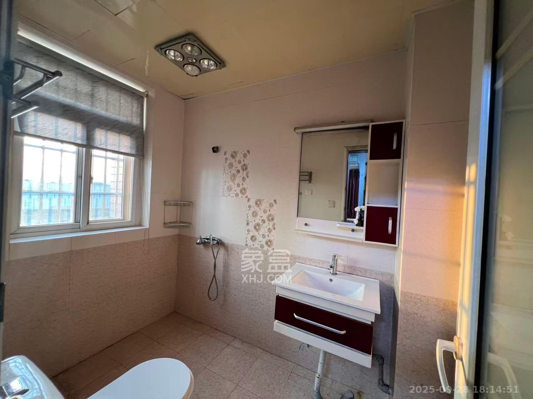 星沙教师公寓  3室2厅2卫    2000.0元/月室内图