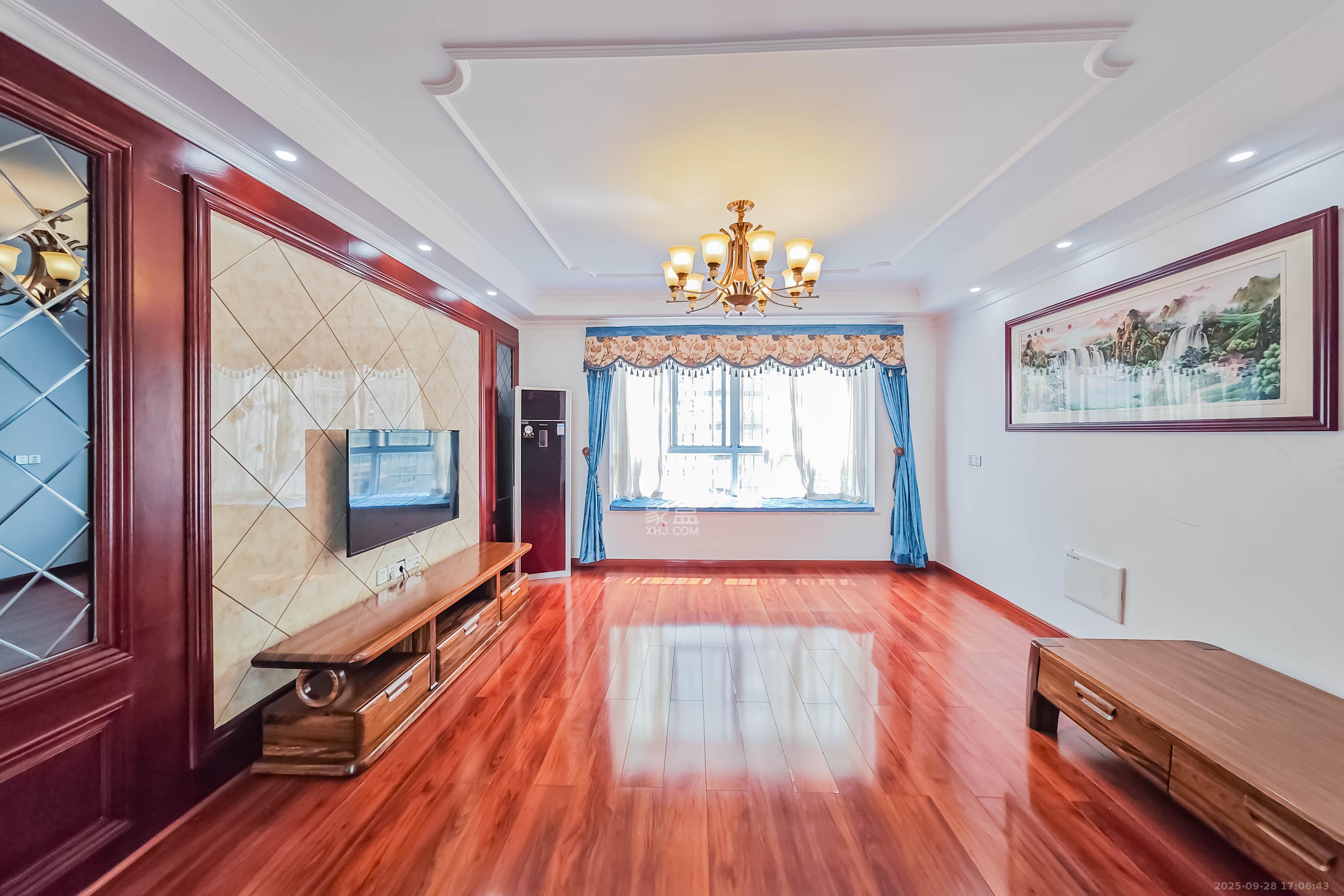 雅致名园  3室2厅2卫    228.0万客厅