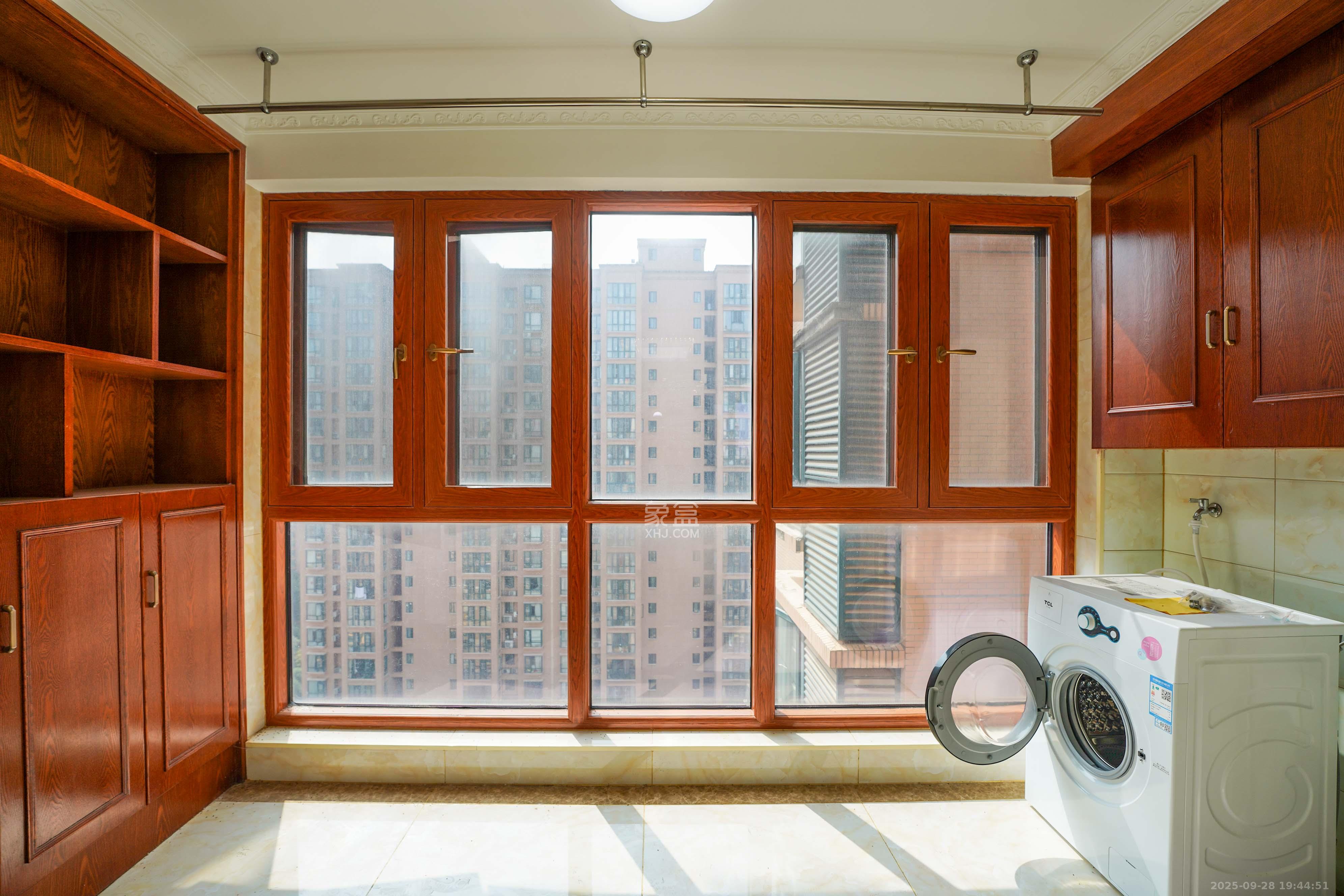 丽发新城  3室2厅2卫    99.0万阳台