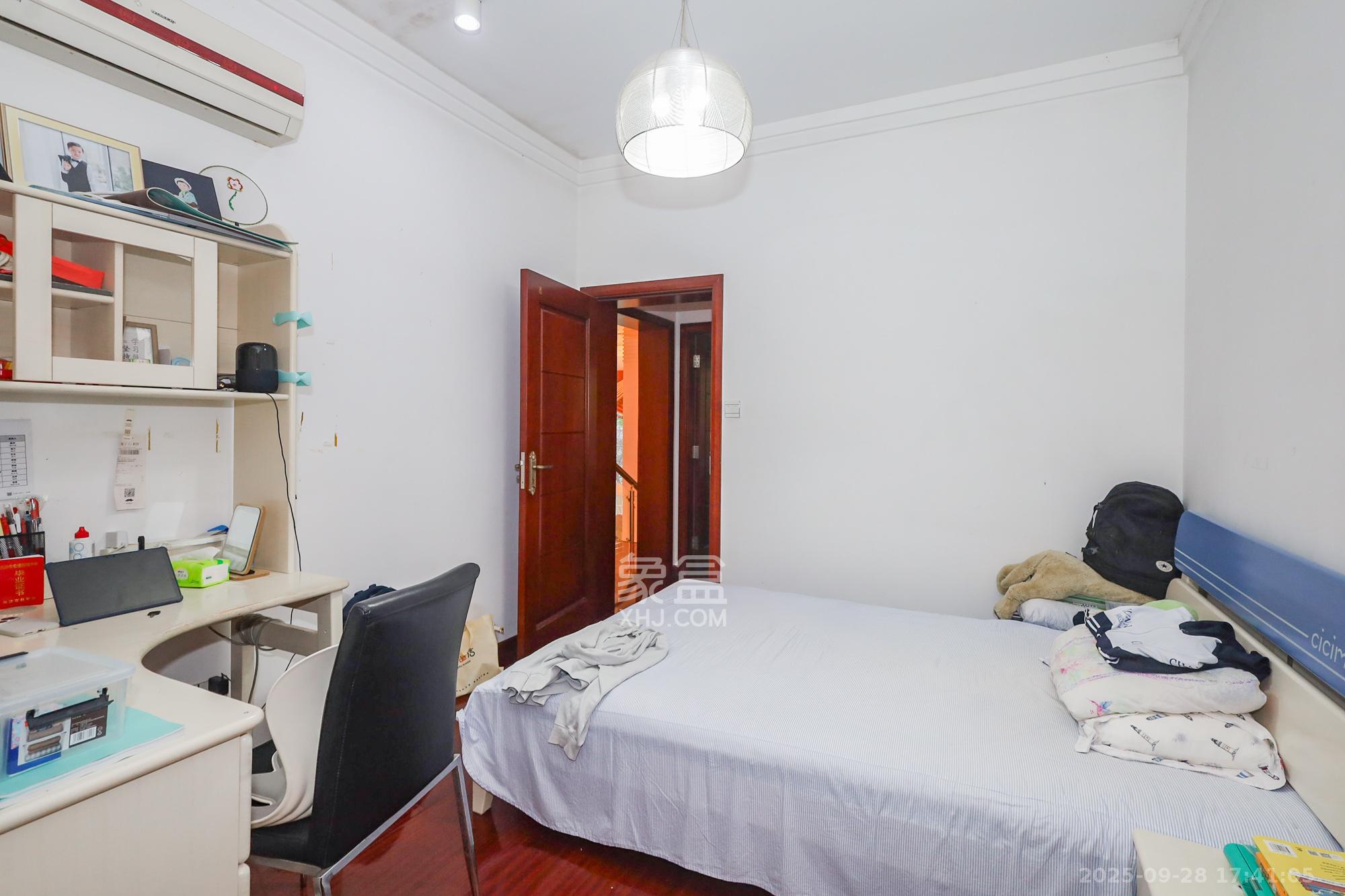 八方小区D区  4室2厅2卫    687.0万卧室