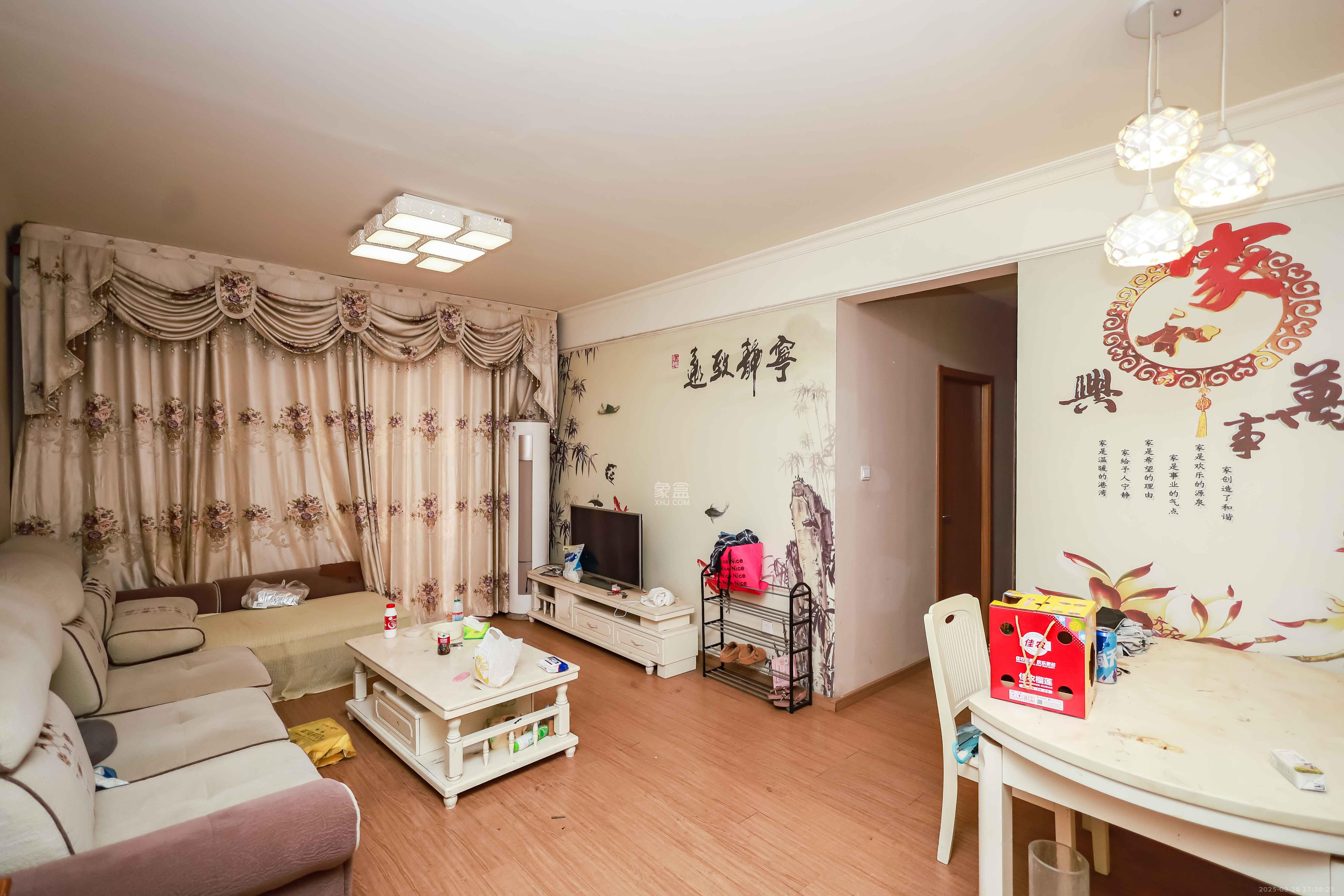 麓谷小镇  3室2厅2卫    68.0万 麓谷小镇  3室2厅2卫    68.0万客厅