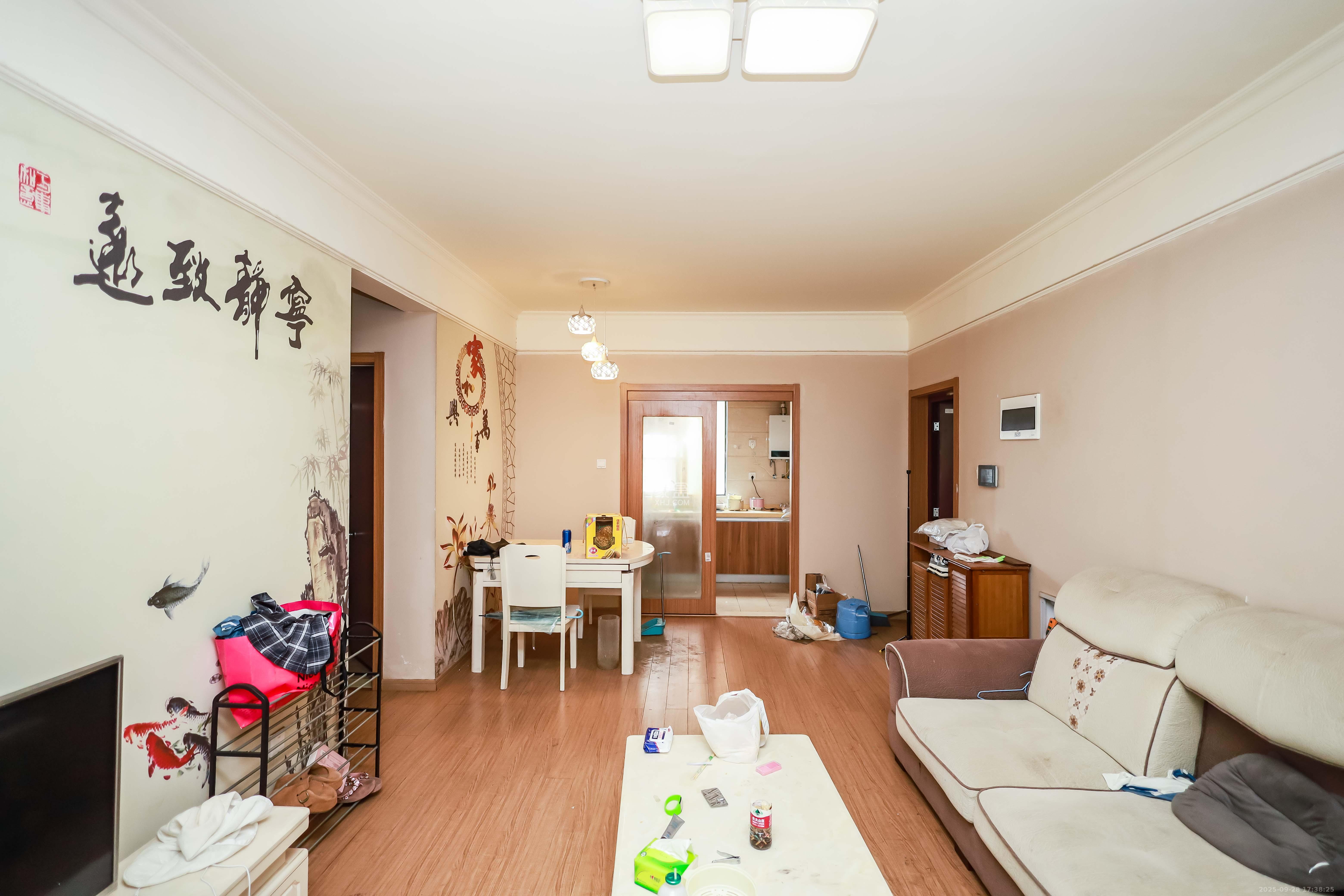 麓谷小镇  3室2厅2卫    68.0万客厅